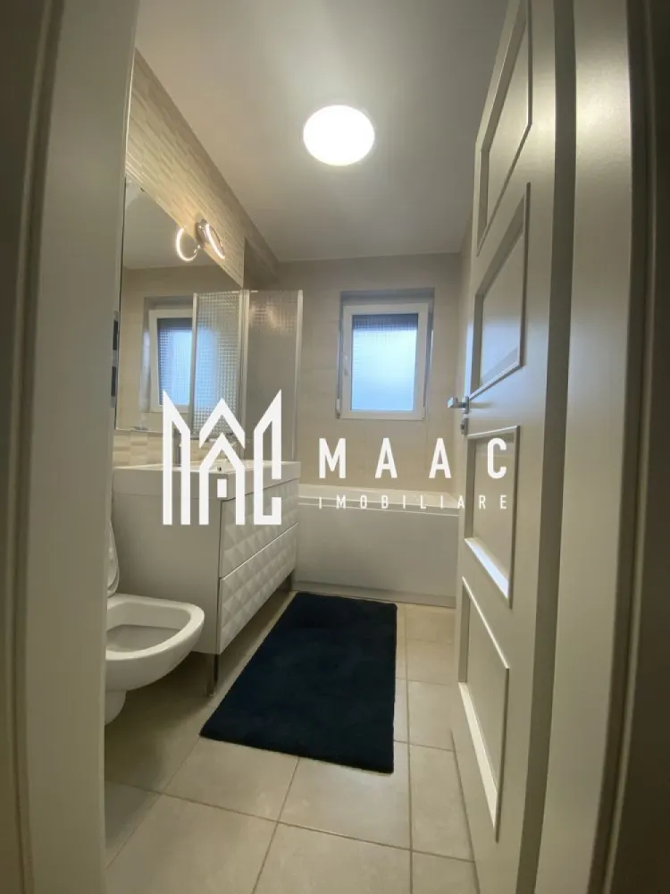 Apartament 3 Camere | 2 Băi | Mobilat Lux| Loc de Parcare | Boxă | Zonă Centrală - MAAC Imobiliare vă propune spre închiriere: apartament 3 camere în Complex Cibinium, Sibiu
Vă prezentăm un apartament modern, situat într-un ansamblu rezidențial nou, ideal pentru cei care își doresc confort, funcționalitate și acces rapid către principalele puncte de interes ale orașului.
Detalii proprietate:

Suprafață utilă: 70 mp
Balcon: 8 mp, închis cu panouri glisante din sticlă securizată, amenajat ca spațiu de relaxare
Etaj: 3 din 4 (imobil dotat cu lift)
Boxă la subsol
1 loc de parcare inclus

Apartamentul este amenajat cu mult bun gust, cu atenție la detalii, fiind utilizate materiale, mobilier și electrocasnice de calitate superioară.
Compartimentare:
Hol de acces cu spații de depozitare
Living cu bucătărie open space și acces în balcon
2 dormitoare
2 băi (una cu duș, una cu cadă)

Avantaje:
Ansamblu rezidențial nou și modern
Locație practică, aproape de toate facilitățile
Balcon închis, utilizabil în orice sezon
Două băi pentru un plus de confort
Aer condiționat
Complet mobilat și utilat
Loc de parcare și spațiu de depozitare incluse

Localizare:
Imobilul este situat în zona Kaufland Turnișor, una dintre cele mai bine conectate zone din Sibiu. În imediata apropiere regăsiți magazine, supermarketuri, bănci, farmacii, restaurante și stații de transport în comun, oferind un stil de viață confortabil și accesibil.

Pentru mai multe detalii sau pentru a programa o vizionare, vă rugăm să ne contactați, specificând ID:CP3052707