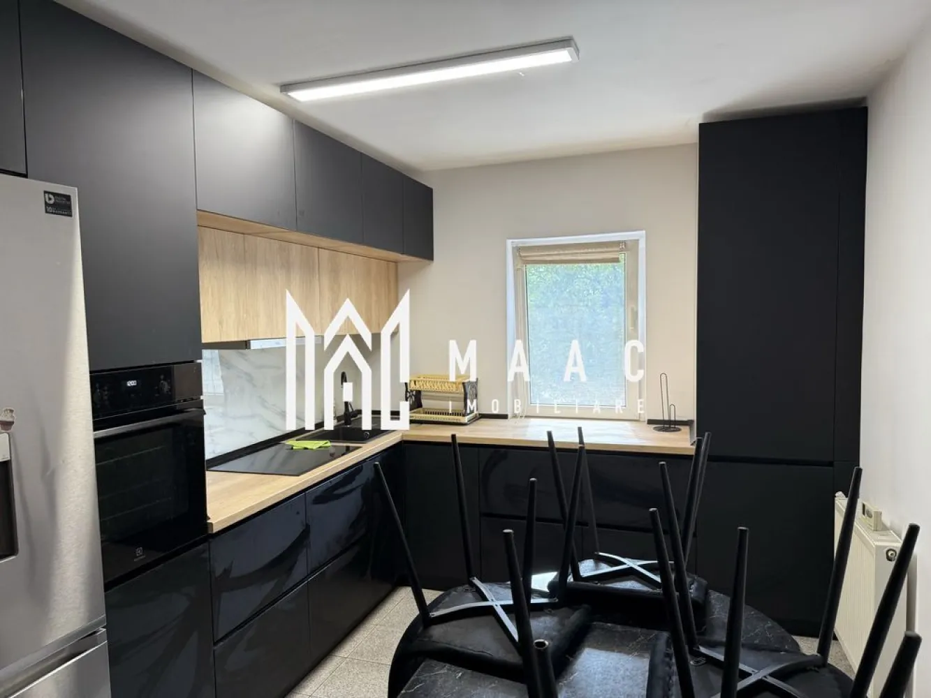 Apartament 4 Camere | 84 mp | 2 Băi | Zona Calea Dumbrăvii - MAAC Imobiliare vă propune spre închiriere un apartament modern, spațios, în zona Calea Dumbrăvii

Vă prezentăm un apartament deosebit, ideal pentru o familie sau pentru cei care își doresc confort și funcționalitate într-o zonă bine cotată a orașului.

 Detalii proprietate:
Suprafață utilă: 84 mp
Compartimentare eficientă:
• 3 dormitoare
• living generos
• bucătărie complet utilată
• 2 băi

 Dotări și beneficii:
Complet mobilat și utilat în stil modern
Aer condiționat pentru confort pe tot parcursul anului
Spații bine organizate, luminoase și primitoare
Zonă excelentă – Calea Dumbrăvii, cu acces facil către puncte de interes

 Pentru mai multe detalii sau pentru a programa o vizionare, vă rugăm să ne contactați și să specificați ID:CP3044654