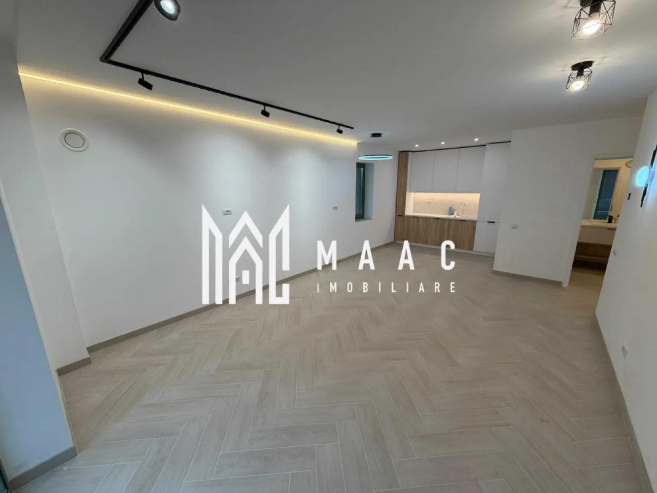 Spațiu Comercial | 50 MP | 40 MP Grădină | Parcare | Cartierul The Lake Home - MAAC Imobiliare vă propune spre închiriere un spațiu modern, luminos și eficient compartimentat, ideal pentru desfășurarea activităților profesionale într-un cadru reprezentativ și bine cotat.

Spațiu profesional de închiriat – Cartierul The Lake Home

O alegere potrivită pentru afaceri care își doresc un sediu elegant, într-o clădire nouă, amplasată într-un cartier liniștit, aproape de Centru, cu acces facil și poziționare excelentă.

Destinație recomandată:
 Sediu firmă
 Birouri
 Cabinet de avocatură
 Birou notarial
 Salon de înfrumusețare
 Alte activități compatibile

Detalii spațiu:
Suprafață utilă: 50 mp
Compartimentare: 2 încăperi + chicinetă + grup sanitar

Etaj: Parter
Acces la curte proprie: ~40 mp (în curs de amenajare)
1 loc de parcare subteran inclus
Acces stradal direct prin curte sau prin casa scării

Dotări și utilități:
Centrală termică proprie
Încălzire în pardoseală
Finisaj podea: gresie
Aer condiționat
Curent, apă, canalizare, gaz
Se predă la stadiul „la cheie”, conform fotografiilor

Condiții financiare & contractuale:
Preț chirie: 650 EUR / lună – raport excelent calitate-preț
Garanție: 1 lună de chirie

Plata chiriei: în avans
Contract înregistrat ANAF
Durată contractuală inițială: 1 sau 2 ani
Nu se aplică TVA
Permite înregistrare sediu social / punct de lucru

Beneficiu suplimentar:
Se oferă buget pentru mobilier suplimentar, amenajare sau sisteme smart în valoare de 1.000 – 2.000 EUR, în funcție de durata contractuală și necesitățile chiriașului.

Disponibilitate: Imediat

Pentru mai multe detalii sau pentru a programa o vizionare, vă rugăm să ne contactați specificând ID:CP2931937