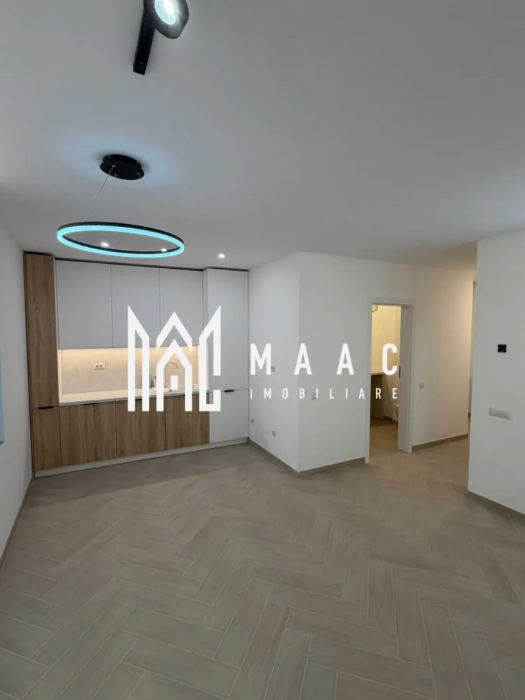 Spațiu Comercial | 50 MP | 40 MP Grădină | Parcare | Cartierul The Lake Home - MAAC Imobiliare vă propune spre închiriere un spațiu modern, luminos și eficient compartimentat, ideal pentru desfășurarea activităților profesionale într-un cadru reprezentativ și bine cotat.

Spațiu profesional de închiriat – Cartierul The Lake Home

O alegere potrivită pentru afaceri care își doresc un sediu elegant, într-o clădire nouă, amplasată într-un cartier liniștit, aproape de Centru, cu acces facil și poziționare excelentă.

Destinație recomandată:
 Sediu firmă
 Birouri
 Cabinet de avocatură
 Birou notarial
 Salon de înfrumusețare
 Alte activități compatibile

Detalii spațiu:
Suprafață utilă: 50 mp
Compartimentare: 2 încăperi + chicinetă + grup sanitar

Etaj: Parter
Acces la curte proprie: ~40 mp (în curs de amenajare)
1 loc de parcare subteran inclus
Acces stradal direct prin curte sau prin casa scării

Dotări și utilități:
Centrală termică proprie
Încălzire în pardoseală
Finisaj podea: gresie
Aer condiționat
Curent, apă, canalizare, gaz
Se predă la stadiul „la cheie”, conform fotografiilor

Condiții financiare & contractuale:
Preț chirie: 650 EUR / lună – raport excelent calitate-preț
Garanție: 1 lună de chirie

Plata chiriei: în avans
Contract înregistrat ANAF
Durată contractuală inițială: 1 sau 2 ani
Nu se aplică TVA
Permite înregistrare sediu social / punct de lucru

Beneficiu suplimentar:
Se oferă buget pentru mobilier suplimentar, amenajare sau sisteme smart în valoare de 1.000 – 2.000 EUR, în funcție de durata contractuală și necesitățile chiriașului.

Disponibilitate: Imediat

Pentru mai multe detalii sau pentru a programa o vizionare, vă rugăm să ne contactați specificând ID:CP2931937