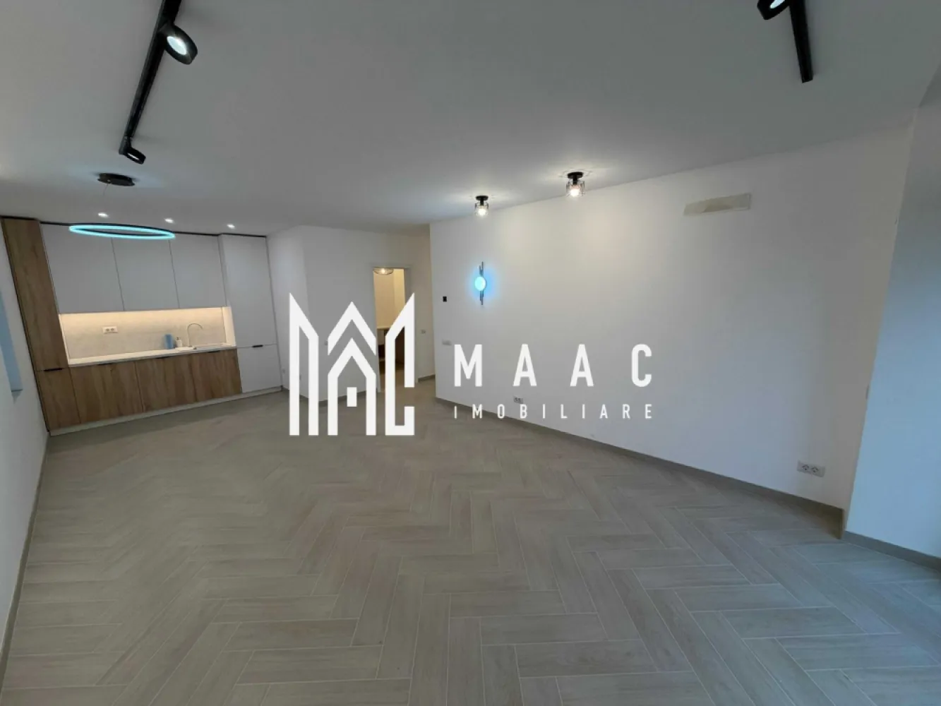 Spațiu Comercial | 50 MP | 40 MP Grădină | Parcare | Cartierul The Lake Home - MAAC Imobiliare vă propune spre închiriere un spațiu modern, luminos și eficient compartimentat, ideal pentru desfășurarea activităților profesionale într-un cadru reprezentativ și bine cotat.

Spațiu profesional de închiriat – Cartierul The Lake Home

O alegere potrivită pentru afaceri care își doresc un sediu elegant, într-o clădire nouă, amplasată într-un cartier liniștit, aproape de Centru, cu acces facil și poziționare excelentă.

Destinație recomandată:
 Sediu firmă
 Birouri
 Cabinet de avocatură
 Birou notarial
 Salon de înfrumusețare
 Alte activități compatibile

Detalii spațiu:
Suprafață utilă: 50 mp
Compartimentare: 2 încăperi + chicinetă + grup sanitar

Etaj: Parter
Acces la curte proprie: ~40 mp (în curs de amenajare)
1 loc de parcare subteran inclus
Acces stradal direct prin curte sau prin casa scării

Dotări și utilități:
Centrală termică proprie
Încălzire în pardoseală
Finisaj podea: gresie
Aer condiționat
Curent, apă, canalizare, gaz
Se predă la stadiul „la cheie”, conform fotografiilor

Condiții financiare & contractuale:
Preț chirie: 650 EUR / lună – raport excelent calitate-preț
Garanție: 1 lună de chirie

Plata chiriei: în avans
Contract înregistrat ANAF
Durată contractuală inițială: 1 sau 2 ani
Nu se aplică TVA
Permite înregistrare sediu social / punct de lucru

Beneficiu suplimentar:
Se oferă buget pentru mobilier suplimentar, amenajare sau sisteme smart în valoare de 1.000 – 2.000 EUR, în funcție de durata contractuală și necesitățile chiriașului.

Disponibilitate: Imediat

Pentru mai multe detalii sau pentru a programa o vizionare, vă rugăm să ne contactați specificând ID:CP2931937