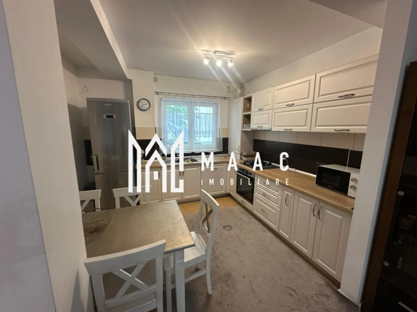 CASA 4 CAMERE I TURNISOR - Maac Imobiliare ofera spre vanzare casa ideala pentru o familie, compartimentata practic si confortabil:

Parter: 
- living generos cu bucatarie
- baie
- camara 
Etaj:
- 3 dormitoare
- baie

Terasa amenajata cu gratar si zona de relaxare
Proprietatea dispune si de un loc de parcare 

Perfecta pentru cei care isi doresc liniste, confort si un spatiu priitor pentru intreaga famile.

Pentru mai detalii sau stabilirea unei vizionari anuntati telefonic CP 3086736.