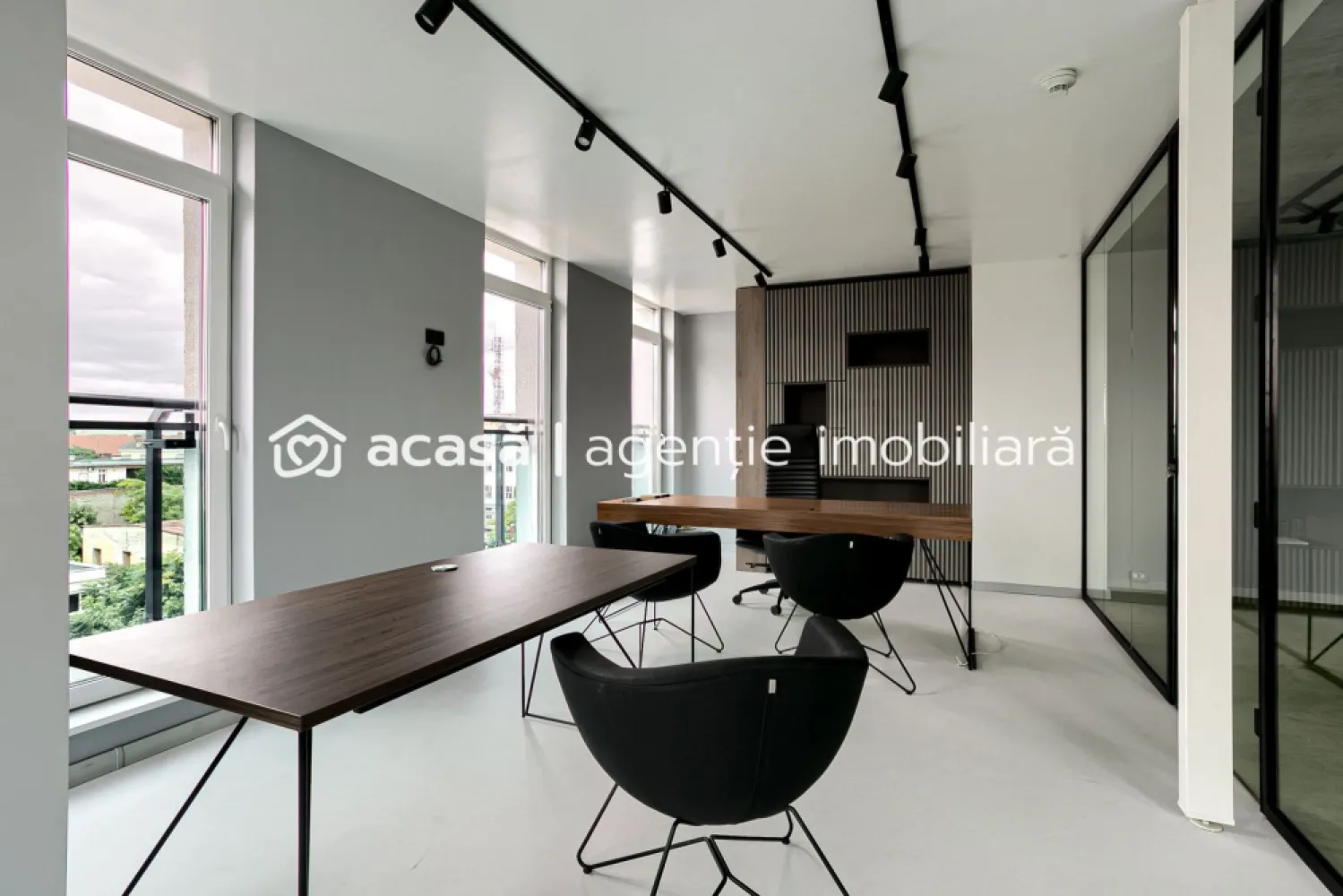 De vânzare spațiu de birouri Ultracentral în Arad - Descoperiți un spațiu de birouri unic, situat într-o zonă ultracentrală și remarcabilă din Arad!

Acest spațiu luxos redefinește conceptul de confort și eleganță, fiind finisat superior și echipat cu sisteme de ultimă generație.

Beneficiați de o luminozitate naturală excepțională datorită ferestrelor mari, perfect poziționate.

Fiecare încăpere este dotată cu sistem de ventilatie cu recuperare de căldură, asigurând un mediu de lucru confortabil pe tot parcursul anului.

Îmbinând un design deosebit cu o compartimentare inteligentă, acest spațiu este ideal pentru orice tip de activitate profesională, oferind un mediu de lucru productiv și inspirant. 
În plus, sistemul inteligent de încălzire în pardoseală și senzorii de inundație adaugă un plus de siguranță și eficiență.

Preț: 329.000 Euro+TVA 21%

Contactați-ne acum pentru mai multe detalii și pentru a programa o vizionare!
0721356746 FLORIN MOȘ