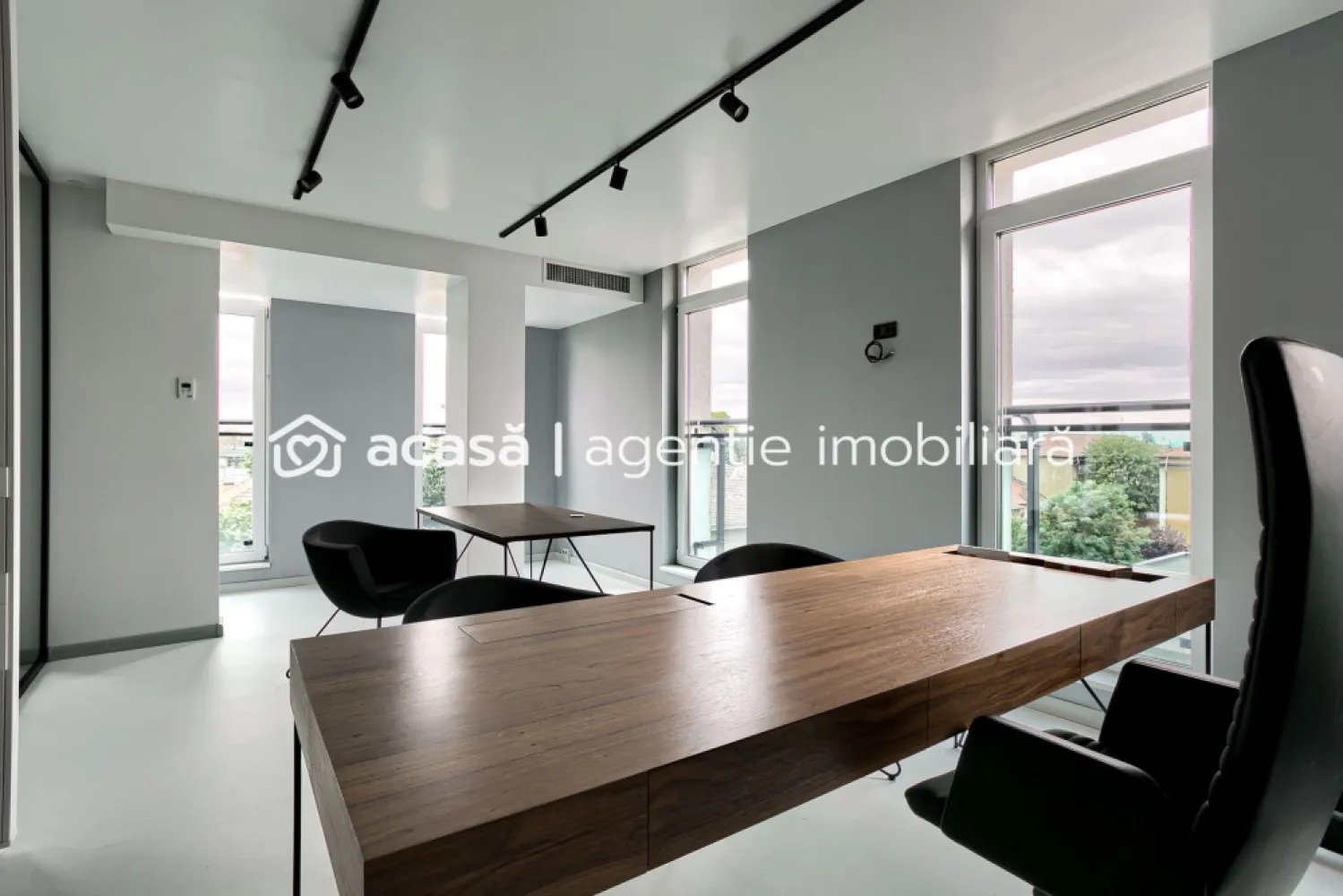 De vânzare spațiu de birouri Ultracentral în Arad - Descoperiți un spațiu de birouri unic, situat într-o zonă ultracentrală și remarcabilă din Arad!

Acest spațiu luxos redefinește conceptul de confort și eleganță, fiind finisat superior și echipat cu sisteme de ultimă generație.

Beneficiați de o luminozitate naturală excepțională datorită ferestrelor mari, perfect poziționate.

Fiecare încăpere este dotată cu sistem de ventilatie cu recuperare de căldură, asigurând un mediu de lucru confortabil pe tot parcursul anului.

Îmbinând un design deosebit cu o compartimentare inteligentă, acest spațiu este ideal pentru orice tip de activitate profesională, oferind un mediu de lucru productiv și inspirant. 
În plus, sistemul inteligent de încălzire în pardoseală și senzorii de inundație adaugă un plus de siguranță și eficiență.

Preț: 329.000 Euro+TVA 21%

Contactați-ne acum pentru mai multe detalii și pentru a programa o vizionare!
0721356746 FLORIN MOȘ