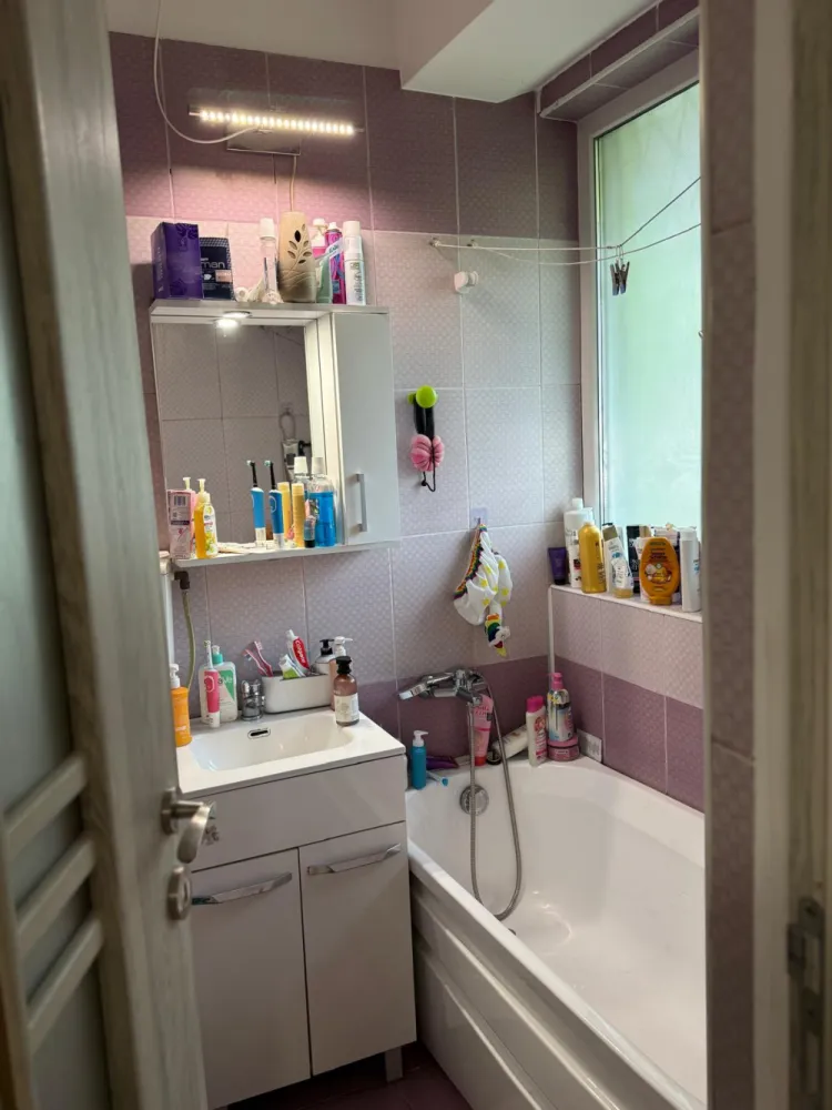 Garsonieră 32 mp renovată | Calea Giulești | ideal investiție - Garsonieră de vânzare , proprietar– Giulești, aproape de stadionul Rapid – poziție excelentă, stradal.Se oferă spre vânzare garsonieră situată pe Calea Giulești, într-o zonă foarte bine conectată, la doar câteva minute de stadionul Rapid, ideală atât pentru locuit, cât și pentru investiție (închiriere rapidă garantată).Localizare excelentă:– La aproximativ 50 m de Mega Image – acces imediat la cumpărături zilnice (Mega Image)&nbsp;– Farmacia Dr. Max&nbsp;– Stație de tramvai în imediata apropiere: Calea Giulești&nbsp;– Acces rapid către Pasajul Basarab și zona centrală&nbsp;– La doar o stație / ~500 m de Opera Comică pentru Copii – zonă culturală și de agrement&nbsp;– Aproape de Piața Crângași și multiple puncte comerciale&nbsp;&nbsp;