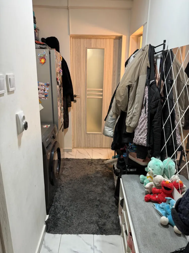 Garsonieră 32 mp renovată | Calea Giulești | ideal investiție - Garsonieră de vânzare , proprietar– Giulești, aproape de stadionul Rapid – poziție excelentă, stradal.Se oferă spre vânzare garsonieră situată pe Calea Giulești, într-o zonă foarte bine conectată, la doar câteva minute de stadionul Rapid, ideală atât pentru locuit, cât și pentru investiție (închiriere rapidă garantată).Localizare excelentă:– La aproximativ 50 m de Mega Image – acces imediat la cumpărături zilnice (Mega Image)&nbsp;– Farmacia Dr. Max&nbsp;– Stație de tramvai în imediata apropiere: Calea Giulești&nbsp;– Acces rapid către Pasajul Basarab și zona centrală&nbsp;– La doar o stație / ~500 m de Opera Comică pentru Copii – zonă culturală și de agrement&nbsp;– Aproape de Piața Crângași și multiple puncte comerciale&nbsp;&nbsp;