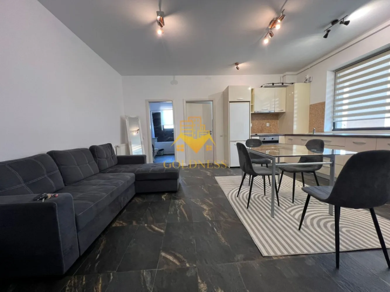 3 camere, 2 Parcari, boxa, Buna Ziua, Grand Hotel Italia, Trifoiului - GOLDNESS Imobiliare vă propune spre vânzare un apartament cu 3 camere complet mobilat și utilat, cu o suprafata utila de 59.71 mp, la etajul 1 într-un imobil de 3 etaje, în Cartierul Buna Ziua, Zona Grand Hotel Italia, LIDL.

Dispune de doua locuri de parcare (unul exterior si unul subteran)!
Se află în apropierea stațiilor de transport în comun, magazine, restaurante, spații verzi, farmacii, etc. 

Apartamentul este compartimentat astfel:
 - 2 dormitoare cu pat matrimonial, dressing, noptiere, birou
 - living cu bucatarie open space complet utilată și mobilată, canapea extensibilă, loc de servit masa 
 - baie cu cada, geam, calorifer port prosop și dulap pentru depozitare.
 - balcon deschis de 4.18 mp.

Imobilul este dotat cu toate cele necesare- centrală proprie, frigider, aragaz, hotă, mașină de spălat haine, etc. 

Dacă sunteți interesați de acest apartament și doriți să îl vizionați, dar și pentru alte oferte nu ezitați să ne contactați telefonic sau prin e-mail. Vă stăm la dispoziție!
Pentru intermediere se percepe un comision de 2% din prețul vanzarii!