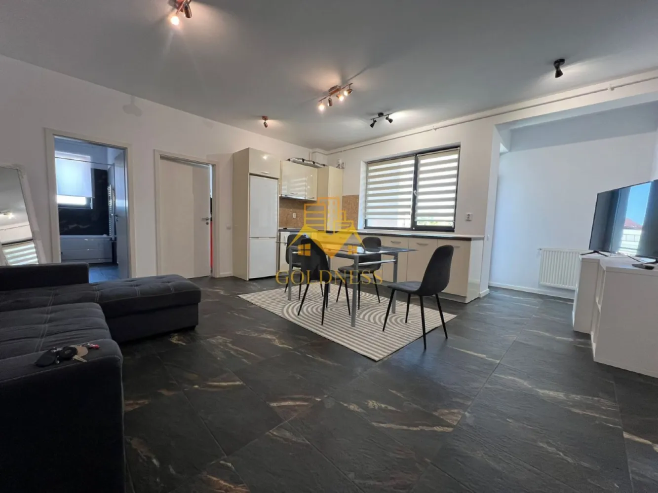 3 camere, 2 Parcari, boxa, Buna Ziua, Grand Hotel Italia, Trifoiului - GOLDNESS Imobiliare vă propune spre vânzare un apartament cu 3 camere complet mobilat și utilat, cu o suprafata utila de 59.71 mp, la etajul 1 într-un imobil de 3 etaje, în Cartierul Buna Ziua, Zona Grand Hotel Italia, LIDL.

Dispune de doua locuri de parcare (unul exterior si unul subteran)!
Se află în apropierea stațiilor de transport în comun, magazine, restaurante, spații verzi, farmacii, etc. 

Apartamentul este compartimentat astfel:
 - 2 dormitoare cu pat matrimonial, dressing, noptiere, birou
 - living cu bucatarie open space complet utilată și mobilată, canapea extensibilă, loc de servit masa 
 - baie cu cada, geam, calorifer port prosop și dulap pentru depozitare.
 - balcon deschis de 4.18 mp.

Imobilul este dotat cu toate cele necesare- centrală proprie, frigider, aragaz, hotă, mașină de spălat haine, etc. 

Dacă sunteți interesați de acest apartament și doriți să îl vizionați, dar și pentru alte oferte nu ezitați să ne contactați telefonic sau prin e-mail. Vă stăm la dispoziție!
Pentru intermediere se percepe un comision de 2% din prețul vanzarii!