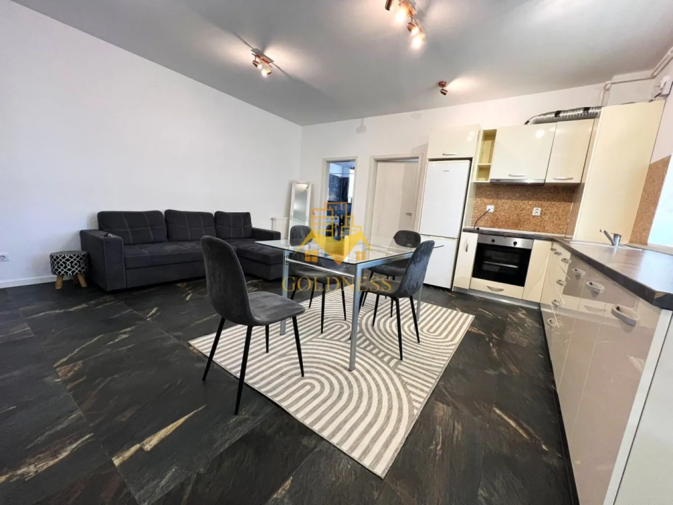 3 camere, 2 Parcari, boxa, Buna Ziua, Grand Hotel Italia, Trifoiului - GOLDNESS Imobiliare vă propune spre vânzare un apartament cu 3 camere complet mobilat și utilat, cu o suprafata utila de 59.71 mp, la etajul 1 într-un imobil de 3 etaje, în Cartierul Buna Ziua, Zona Grand Hotel Italia, LIDL.

Dispune de doua locuri de parcare (unul exterior si unul subteran)!
Se află în apropierea stațiilor de transport în comun, magazine, restaurante, spații verzi, farmacii, etc. 

Apartamentul este compartimentat astfel:
 - 2 dormitoare cu pat matrimonial, dressing, noptiere, birou
 - living cu bucatarie open space complet utilată și mobilată, canapea extensibilă, loc de servit masa 
 - baie cu cada, geam, calorifer port prosop și dulap pentru depozitare.
 - balcon deschis de 4.18 mp.

Imobilul este dotat cu toate cele necesare- centrală proprie, frigider, aragaz, hotă, mașină de spălat haine, etc. 

Dacă sunteți interesați de acest apartament și doriți să îl vizionați, dar și pentru alte oferte nu ezitați să ne contactați telefonic sau prin e-mail. Vă stăm la dispoziție!
Pentru intermediere se percepe un comision de 2% din prețul vanzarii!