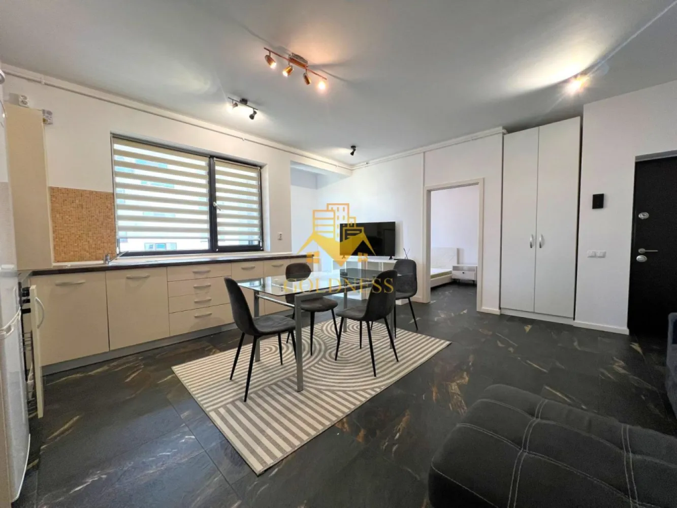 3 camere, 2 Parcari, boxa, Buna Ziua, Grand Hotel Italia, Trifoiului - GOLDNESS Imobiliare vă propune spre vânzare un apartament cu 3 camere complet mobilat și utilat, cu o suprafata utila de 59.71 mp, la etajul 1 într-un imobil de 3 etaje, în Cartierul Buna Ziua, Zona Grand Hotel Italia, LIDL.

Dispune de doua locuri de parcare (unul exterior si unul subteran)!
Se află în apropierea stațiilor de transport în comun, magazine, restaurante, spații verzi, farmacii, etc. 

Apartamentul este compartimentat astfel:
 - 2 dormitoare cu pat matrimonial, dressing, noptiere, birou
 - living cu bucatarie open space complet utilată și mobilată, canapea extensibilă, loc de servit masa 
 - baie cu cada, geam, calorifer port prosop și dulap pentru depozitare.
 - balcon deschis de 4.18 mp.

Imobilul este dotat cu toate cele necesare- centrală proprie, frigider, aragaz, hotă, mașină de spălat haine, etc. 

Dacă sunteți interesați de acest apartament și doriți să îl vizionați, dar și pentru alte oferte nu ezitați să ne contactați telefonic sau prin e-mail. Vă stăm la dispoziție!
Pentru intermediere se percepe un comision de 2% din prețul vanzarii!