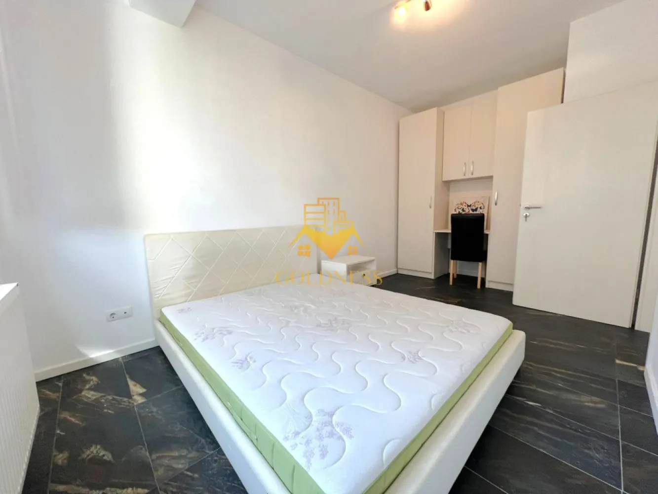 3 camere, 2 Parcari, boxa, Buna Ziua, Grand Hotel Italia, Trifoiului - GOLDNESS Imobiliare vă propune spre vânzare un apartament cu 3 camere complet mobilat și utilat, cu o suprafata utila de 59.71 mp, la etajul 1 într-un imobil de 3 etaje, în Cartierul Buna Ziua, Zona Grand Hotel Italia, LIDL.

Dispune de doua locuri de parcare (unul exterior si unul subteran)!
Se află în apropierea stațiilor de transport în comun, magazine, restaurante, spații verzi, farmacii, etc. 

Apartamentul este compartimentat astfel:
 - 2 dormitoare cu pat matrimonial, dressing, noptiere, birou
 - living cu bucatarie open space complet utilată și mobilată, canapea extensibilă, loc de servit masa 
 - baie cu cada, geam, calorifer port prosop și dulap pentru depozitare.
 - balcon deschis de 4.18 mp.

Imobilul este dotat cu toate cele necesare- centrală proprie, frigider, aragaz, hotă, mașină de spălat haine, etc. 

Dacă sunteți interesați de acest apartament și doriți să îl vizionați, dar și pentru alte oferte nu ezitați să ne contactați telefonic sau prin e-mail. Vă stăm la dispoziție!
Pentru intermediere se percepe un comision de 2% din prețul vanzarii!