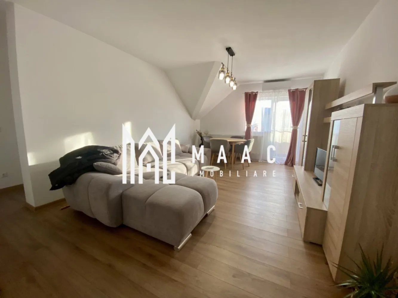 Apartament 2 camere | Etaj 3 | Balcon | Parcare | Selimbar - MAAC Imobiliare va prezinta un apartament cu 2 camere situat la etajul 3 in Selimbar.

Caracteristici: 
Suprafață utilă: 54 mp
Etaj: 3 din 3, cu acces direct la pod, oferind posibilitatea de amenajare a unei camere suplimentare.

Compartimentare:
Living spațios și luminos.
Bucătărie complet utilată.
Dormitor.
Baie cu cadă.
Balcon de 9 mp.

Dotări și finisaje:
Ferestre cu geam termopan
Centrală termică proprie și calorifere
Ușă metalică la intrare
Luminozitate: Apartamentul are lumina naturală pe tot parcursul zilei, oferind o atmosferă plăcută.
Anul construcției: 2009
Stadiu de predare: Complet utilat și mobilat

Facilități suplimentare:
Loc de parcare inclus
Posibilitatea de a amenaja o cameră suplimentară la pod.
Localizare: Situat în Șelimbăr, zona Unirii, într-o zonă liniștită și bine conectată, aproape de parcuri, magazine și alte facilități esențiale.

Pentru mai multe detalii precizati telefonic ca ati vazut anuntul cu ID: CP2197599