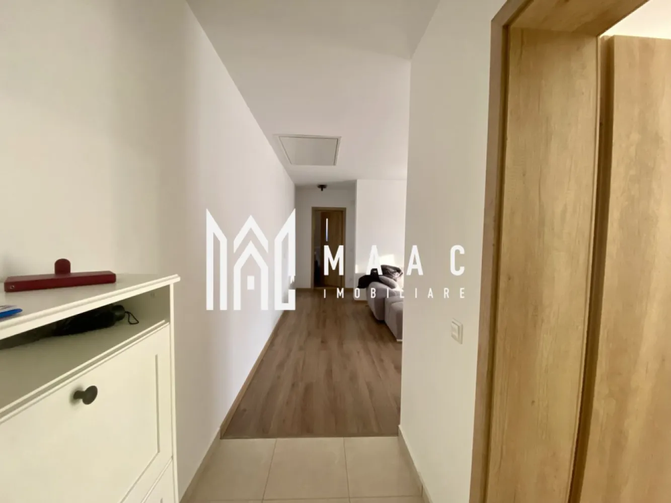 Apartament 2 camere | Etaj 3 | Balcon | Parcare | Selimbar - MAAC Imobiliare va prezinta un apartament cu 2 camere situat la etajul 3 in Selimbar.

Caracteristici: 
Suprafață utilă: 54 mp
Etaj: 3 din 3, cu acces direct la pod, oferind posibilitatea de amenajare a unei camere suplimentare.

Compartimentare:
Living spațios și luminos.
Bucătărie complet utilată.
Dormitor.
Baie cu cadă.
Balcon de 9 mp.

Dotări și finisaje:
Ferestre cu geam termopan
Centrală termică proprie și calorifere
Ușă metalică la intrare
Luminozitate: Apartamentul are lumina naturală pe tot parcursul zilei, oferind o atmosferă plăcută.
Anul construcției: 2009
Stadiu de predare: Complet utilat și mobilat

Facilități suplimentare:
Loc de parcare inclus
Posibilitatea de a amenaja o cameră suplimentară la pod.
Localizare: Situat în Șelimbăr, zona Unirii, într-o zonă liniștită și bine conectată, aproape de parcuri, magazine și alte facilități esențiale.

Pentru mai multe detalii precizati telefonic ca ati vazut anuntul cu ID: CP2197599