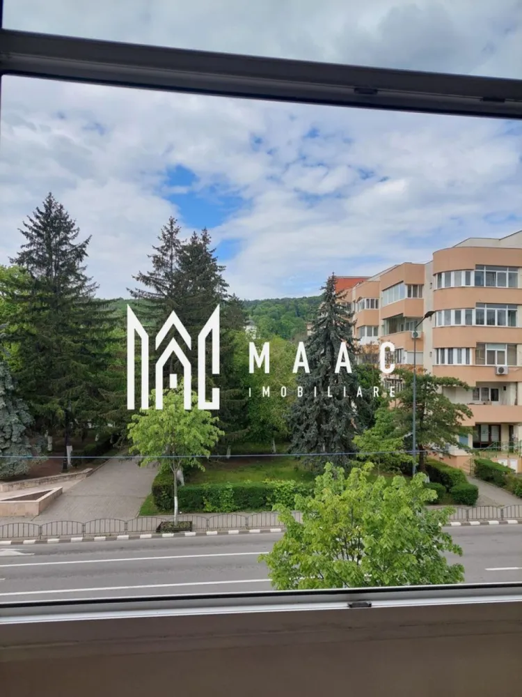 Garsoniera |28 mp | Traian | - MAAC Imobiliare vă propune spre vânzare o garsonieră cochetă, amplasată într-o zonă excelentă a orașului, cu vedere către Calea lui Traian, Arhiepiscopia Vâlcii și Colegiul Lahovari. Proprietatea beneficiază de o poziționare foarte bună, într-un cartier liniștit și bine conectat la principalele puncte de interes urban, fiind o alegere potrivită atât pentru locuință personală, cât și pentru investiție imobiliară.

Garsoniera are o suprafață utilă de 28 mp și oferă un spațiu practic, luminos și eficient compartimentat, ideal pentru confortul cotidian. Accesul rapid către magazine, farmacii, școli și mijloace de transport public contribuie la atractivitatea acestei proprietăți, într-o zonă apreciată pentru accesibilitate și liniște.

Caracteristici:
-Garsonieră luminoasă și eficient compartimentată
-Suprafață utilă de 28 mp
-Vedere către Calea lui Traian, Arhiepiscopia Vâlcii și Colegiul Lahovari
-Zonă liniștită și apreciată
-Ideală pentru locuit sau investiție
-Disponibilă imediat

Compartimentare:
-Cameră spațioasă și luminoasă
-Bucătărie practică
-Baie funcțională
-Hol de acces

Avantaje:
-Poziționare excelentă, aproape de puncte importante de interes
-Acces rapid către magazine, farmacii și transport public
-Potrivită pentru închiriere sau locuință personală
-Zonă bine conectată și ușor accesibilă
-Disponibilitate imediată

Pentru mai multe informații și programarea unei vizionări, vă rugăm să menționați CP3079638 în momentul apelului telefonic.