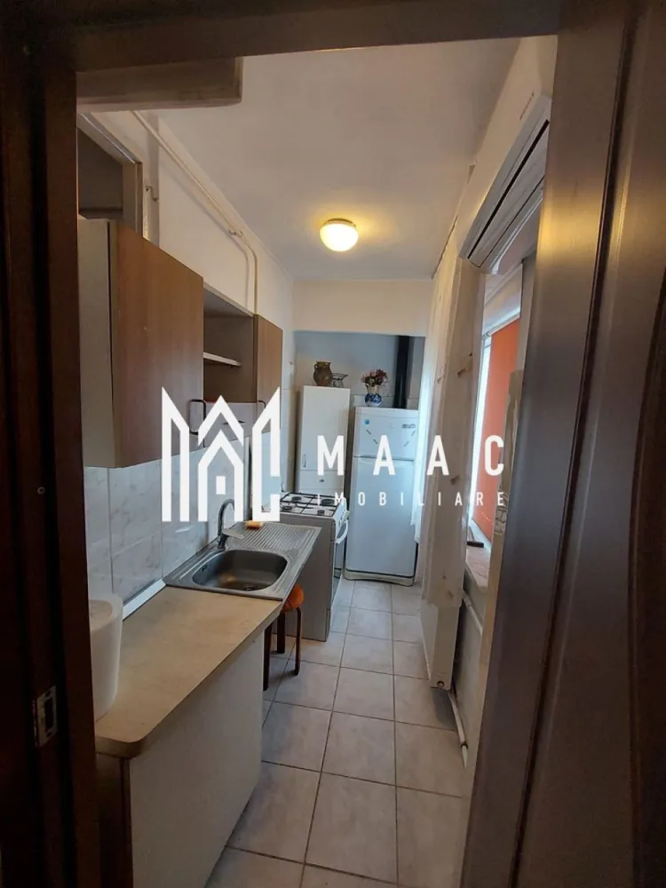 Garsoniera |28 mp | Traian | - MAAC Imobiliare vă propune spre vânzare o garsonieră cochetă, amplasată într-o zonă excelentă a orașului, cu vedere către Calea lui Traian, Arhiepiscopia Vâlcii și Colegiul Lahovari. Proprietatea beneficiază de o poziționare foarte bună, într-un cartier liniștit și bine conectat la principalele puncte de interes urban, fiind o alegere potrivită atât pentru locuință personală, cât și pentru investiție imobiliară.

Garsoniera are o suprafață utilă de 28 mp și oferă un spațiu practic, luminos și eficient compartimentat, ideal pentru confortul cotidian. Accesul rapid către magazine, farmacii, școli și mijloace de transport public contribuie la atractivitatea acestei proprietăți, într-o zonă apreciată pentru accesibilitate și liniște.

Caracteristici:
-Garsonieră luminoasă și eficient compartimentată
-Suprafață utilă de 28 mp
-Vedere către Calea lui Traian, Arhiepiscopia Vâlcii și Colegiul Lahovari
-Zonă liniștită și apreciată
-Ideală pentru locuit sau investiție
-Disponibilă imediat

Compartimentare:
-Cameră spațioasă și luminoasă
-Bucătărie practică
-Baie funcțională
-Hol de acces

Avantaje:
-Poziționare excelentă, aproape de puncte importante de interes
-Acces rapid către magazine, farmacii și transport public
-Potrivită pentru închiriere sau locuință personală
-Zonă bine conectată și ușor accesibilă
-Disponibilitate imediată

Pentru mai multe informații și programarea unei vizionări, vă rugăm să menționați CP3079638 în momentul apelului telefonic.