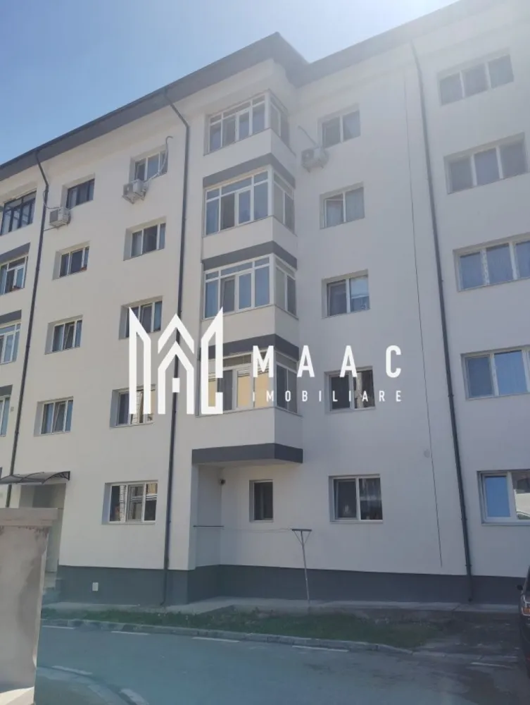 Apartament 2 camere | 53 mpu | Calimanesti | - MAAC Imobiliare vă propune spre vânzare un apartament cu 2 camere, situat într-o zonă excelentă, chiar în centrul orașului, într-un bloc recent anvelopat, poziționat la etajul 2 din 4. Proprietatea reprezintă o oportunitate ideală atât pentru locuire permanentă, cât și pentru investiție în regim hotelier, datorită amplasării centrale și accesului rapid către principalele atracții turistice, balneare și puncte de interes din zonă.

Apartamentul beneficiază de încălzire geotermală, un avantaj important pentru confortul termic și reducerea costurilor de întreținere pe tot parcursul anului. Zona este liniștită și bine conectată, cu acces facil către magazine alimentare, piață, școli, liceu, dispensar și mijloace de transport public, oferind un stil de viață confortabil și practic, într-un cadru natural deosebit, la poalele muntelui Cozia.

Caracteristici:
-Apartament cu 2 camere
-Etaj 2 din 4
-Bloc recent anvelopat
-Încălzire geotermală
-Costuri reduse la întreținere
-Ideal pentru locuit sau investiție în regim hotelier
-Poziționare centrală
-Zonă liniștită și bine conectată

Compartimentare:
-Living luminos
-Dormitor confortabil
-Bucătărie practică
-Baie
-Hol de acces

Dotări și beneficii:
-Încălzire geotermală eficientă
-Bloc izolat termic recent
-Spații bine iluminate natural
-Acces rapid către facilități urbane
-Apartament potrivit pentru închiriere turistică

Avantaje:
-Situat în apropiere de magazine alimentare, piață, liceu, școală generală și dispensar
-Stații de autobuz în imediata apropiere
-Aproape de ștrandurile termale și bazele de tratament balnear
-Poziționare excelentă pentru turism și relaxare
-Acces facil către obiective turistice și monahale importante:
-Schitul Ostrov
-Mănăstirea Cozia
-Mănăstirea Turnu
-Mănăstirea Stânișoara
-Cadru natural deosebit, la poalele muntelui Cozia

Pentru mai multe detalii și programarea unei vizionări, vă rugăm să menționați CP3082189 în momentul apelului telefonic.
