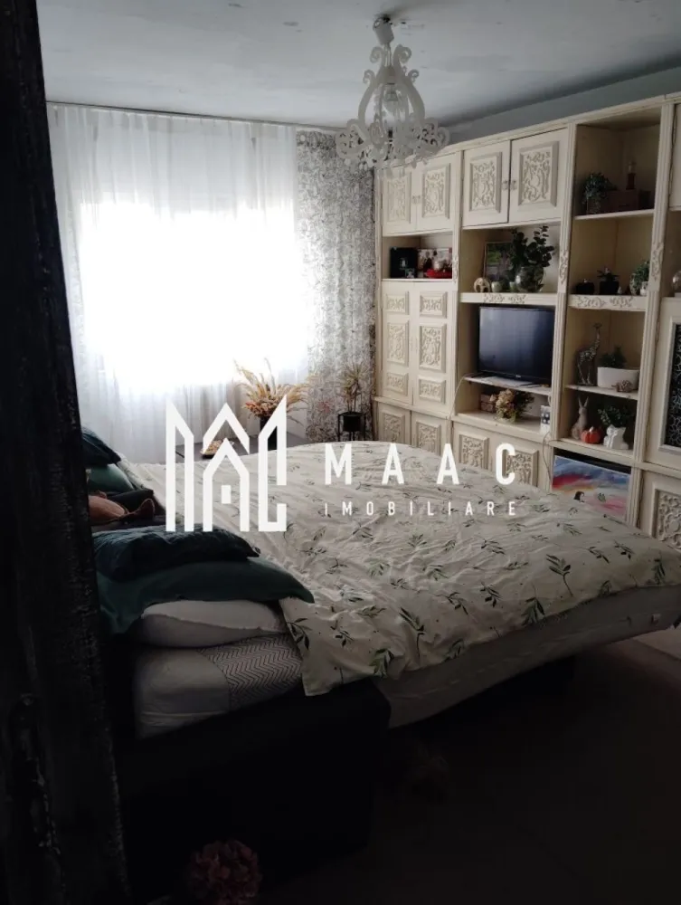 Apartament 2 camere | 53 mpu | Calimanesti | - MAAC Imobiliare vă propune spre vânzare un apartament cu 2 camere, situat într-o zonă excelentă, chiar în centrul orașului, într-un bloc recent anvelopat, poziționat la etajul 2 din 4. Proprietatea reprezintă o oportunitate ideală atât pentru locuire permanentă, cât și pentru investiție în regim hotelier, datorită amplasării centrale și accesului rapid către principalele atracții turistice, balneare și puncte de interes din zonă.

Apartamentul beneficiază de încălzire geotermală, un avantaj important pentru confortul termic și reducerea costurilor de întreținere pe tot parcursul anului. Zona este liniștită și bine conectată, cu acces facil către magazine alimentare, piață, școli, liceu, dispensar și mijloace de transport public, oferind un stil de viață confortabil și practic, într-un cadru natural deosebit, la poalele muntelui Cozia.

Caracteristici:
-Apartament cu 2 camere
-Etaj 2 din 4
-Bloc recent anvelopat
-Încălzire geotermală
-Costuri reduse la întreținere
-Ideal pentru locuit sau investiție în regim hotelier
-Poziționare centrală
-Zonă liniștită și bine conectată

Compartimentare:
-Living luminos
-Dormitor confortabil
-Bucătărie practică
-Baie
-Hol de acces

Dotări și beneficii:
-Încălzire geotermală eficientă
-Bloc izolat termic recent
-Spații bine iluminate natural
-Acces rapid către facilități urbane
-Apartament potrivit pentru închiriere turistică

Avantaje:
-Situat în apropiere de magazine alimentare, piață, liceu, școală generală și dispensar
-Stații de autobuz în imediata apropiere
-Aproape de ștrandurile termale și bazele de tratament balnear
-Poziționare excelentă pentru turism și relaxare
-Acces facil către obiective turistice și monahale importante:
-Schitul Ostrov
-Mănăstirea Cozia
-Mănăstirea Turnu
-Mănăstirea Stânișoara
-Cadru natural deosebit, la poalele muntelui Cozia

Pentru mai multe detalii și programarea unei vizionări, vă rugăm să menționați CP3082189 în momentul apelului telefonic.