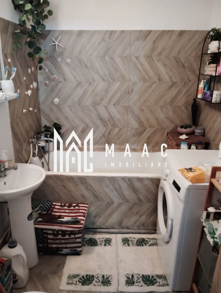 Apartament 2 camere | 53 mpu | Calimanesti | - MAAC Imobiliare vă propune spre vânzare un apartament cu 2 camere, situat într-o zonă excelentă, chiar în centrul orașului, într-un bloc recent anvelopat, poziționat la etajul 2 din 4. Proprietatea reprezintă o oportunitate ideală atât pentru locuire permanentă, cât și pentru investiție în regim hotelier, datorită amplasării centrale și accesului rapid către principalele atracții turistice, balneare și puncte de interes din zonă.

Apartamentul beneficiază de încălzire geotermală, un avantaj important pentru confortul termic și reducerea costurilor de întreținere pe tot parcursul anului. Zona este liniștită și bine conectată, cu acces facil către magazine alimentare, piață, școli, liceu, dispensar și mijloace de transport public, oferind un stil de viață confortabil și practic, într-un cadru natural deosebit, la poalele muntelui Cozia.

Caracteristici:
-Apartament cu 2 camere
-Etaj 2 din 4
-Bloc recent anvelopat
-Încălzire geotermală
-Costuri reduse la întreținere
-Ideal pentru locuit sau investiție în regim hotelier
-Poziționare centrală
-Zonă liniștită și bine conectată

Compartimentare:
-Living luminos
-Dormitor confortabil
-Bucătărie practică
-Baie
-Hol de acces

Dotări și beneficii:
-Încălzire geotermală eficientă
-Bloc izolat termic recent
-Spații bine iluminate natural
-Acces rapid către facilități urbane
-Apartament potrivit pentru închiriere turistică

Avantaje:
-Situat în apropiere de magazine alimentare, piață, liceu, școală generală și dispensar
-Stații de autobuz în imediata apropiere
-Aproape de ștrandurile termale și bazele de tratament balnear
-Poziționare excelentă pentru turism și relaxare
-Acces facil către obiective turistice și monahale importante:
-Schitul Ostrov
-Mănăstirea Cozia
-Mănăstirea Turnu
-Mănăstirea Stânișoara
-Cadru natural deosebit, la poalele muntelui Cozia

Pentru mai multe detalii și programarea unei vizionări, vă rugăm să menționați CP3082189 în momentul apelului telefonic.