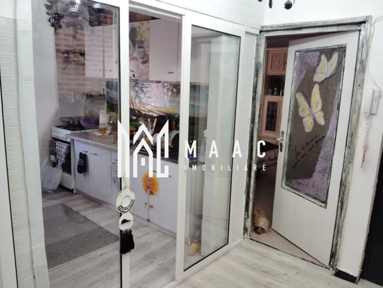 Apartament 2 camere | 53 mpu | Calimanesti | - MAAC Imobiliare vă propune spre vânzare un apartament cu 2 camere, situat într-o zonă excelentă, chiar în centrul orașului, într-un bloc recent anvelopat, poziționat la etajul 2 din 4. Proprietatea reprezintă o oportunitate ideală atât pentru locuire permanentă, cât și pentru investiție în regim hotelier, datorită amplasării centrale și accesului rapid către principalele atracții turistice, balneare și puncte de interes din zonă.

Apartamentul beneficiază de încălzire geotermală, un avantaj important pentru confortul termic și reducerea costurilor de întreținere pe tot parcursul anului. Zona este liniștită și bine conectată, cu acces facil către magazine alimentare, piață, școli, liceu, dispensar și mijloace de transport public, oferind un stil de viață confortabil și practic, într-un cadru natural deosebit, la poalele muntelui Cozia.

Caracteristici:
-Apartament cu 2 camere
-Etaj 2 din 4
-Bloc recent anvelopat
-Încălzire geotermală
-Costuri reduse la întreținere
-Ideal pentru locuit sau investiție în regim hotelier
-Poziționare centrală
-Zonă liniștită și bine conectată

Compartimentare:
-Living luminos
-Dormitor confortabil
-Bucătărie practică
-Baie
-Hol de acces

Dotări și beneficii:
-Încălzire geotermală eficientă
-Bloc izolat termic recent
-Spații bine iluminate natural
-Acces rapid către facilități urbane
-Apartament potrivit pentru închiriere turistică

Avantaje:
-Situat în apropiere de magazine alimentare, piață, liceu, școală generală și dispensar
-Stații de autobuz în imediata apropiere
-Aproape de ștrandurile termale și bazele de tratament balnear
-Poziționare excelentă pentru turism și relaxare
-Acces facil către obiective turistice și monahale importante:
-Schitul Ostrov
-Mănăstirea Cozia
-Mănăstirea Turnu
-Mănăstirea Stânișoara
-Cadru natural deosebit, la poalele muntelui Cozia

Pentru mai multe detalii și programarea unei vizionări, vă rugăm să menționați CP3082189 în momentul apelului telefonic.