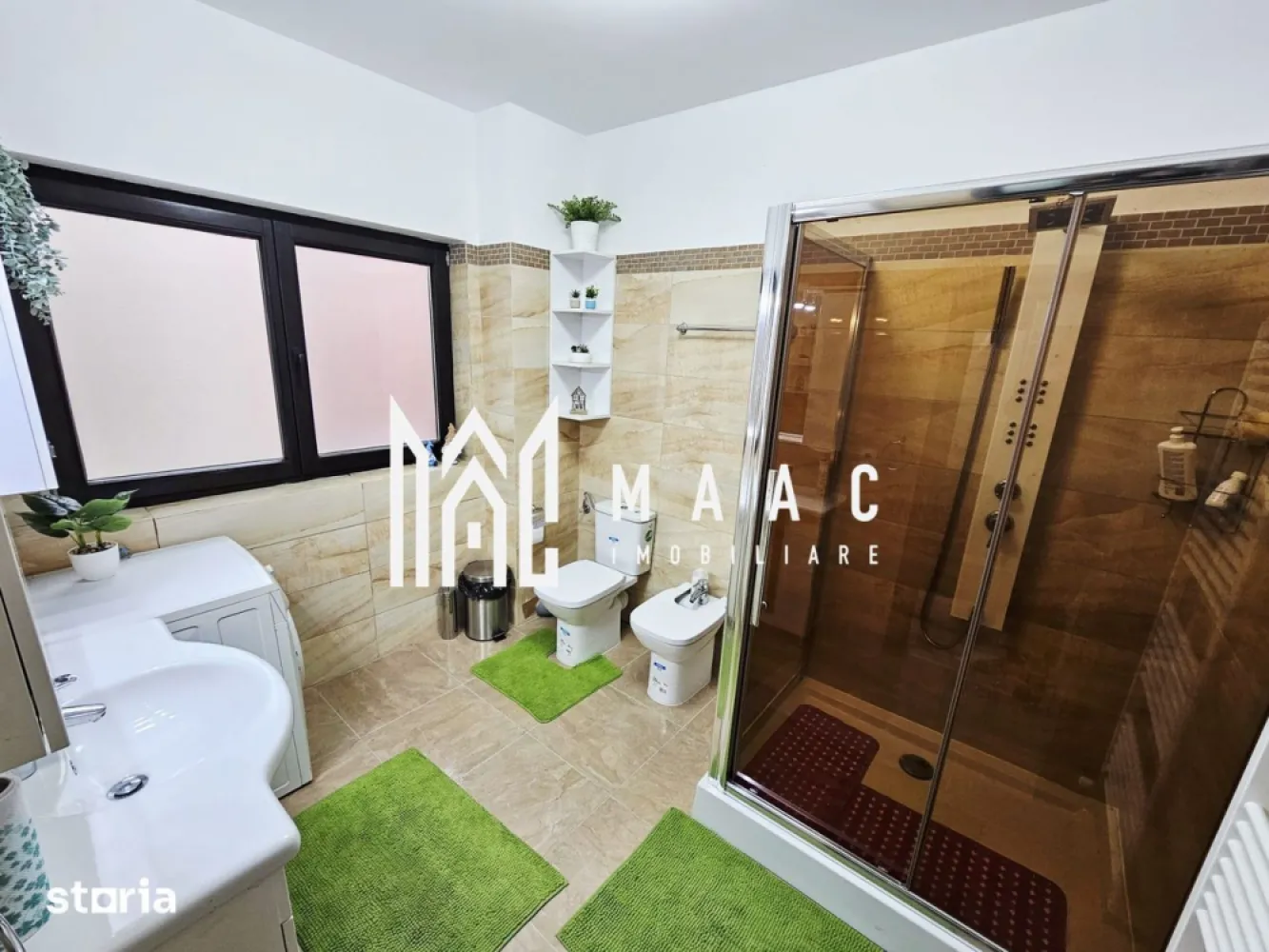 Apartament 2 camere | 74 mp | Bulevard | - MAAC Imobiliare vă propune spre vânzare un apartament modern cu 2 camere, situat la etajul 2 al unui imobil construit în anul 2016, într-o zonă excelentă din Râmnicu Vâlcea. Cu o suprafață generoasă de 74 mp, această proprietate oferă confort, funcționalitate și acces rapid către principalele puncte de interes ale orașului, fiind o alegere ideală atât pentru locuință personală, cât și pentru investiție imobiliară.

Apartamentul se remarcă prin compartimentarea eficientă, spațiile generoase și luminoase, mobilierul modern și dotările complete, fiind pregătit pentru mutare imediată. Proprietatea beneficiază de balcon, terasă și garaj inclus, oferind un plus de confort și funcționalitate într-o zonă bine conectată din Râmnicu Vâlcea.

Caracteristici:
-Apartament cu 2 camere
-Suprafață de 74 mp
-Etaj 2
-Imobil construit în 2016
-Mobilat și utilat complet
-Balcon și terasă
-Garaj inclus
-Ideal pentru locuit sau investiție

Compartimentare:
-Living spațios și luminos
-Dormitor confortabil
-Bucătărie practică și modern amenajată
-Baie complet utilată
-Balcon
-Hol de acces bine organizat

Dotări:
-Mobilier modern
-Mașină de spălat
-Frigider
-Cuptor
-Sistem de supraveghere video
-Interfon
-Finisaje moderne
-Spații generoase și bine iluminate natural

Avantaje:
-Poziționare excelentă, într-o zonă bine conectată
-Aproape de Grădina Zoologică Râmnicu Vâlcea
-Acces rapid către restaurante și cafenele, precum Restaurant Mezza Luna și Melyssa Cafe
-Aproape de spitale și farmacii, inclusiv Spitalul BalneoMedCenter
-Centre comerciale în apropiere – Family Center și River Plaza Mall
-Stații de autobuz accesibile
-Siguranță și confort oferite de sistemul video și interfon

Această proprietate reprezintă o oportunitate excelentă pentru cei care își doresc un apartament modern, spațios și bine poziționat în Râmnicu Vâlcea, într-un imobil construit recent, cu acces facil către zone comerciale, restaurante, servicii medicale și puncte de interes urban.

Pentru mai multe detalii și programarea unei vizionări, vă rugăm să menționați CP3083468 în momentul apelului telefonic.