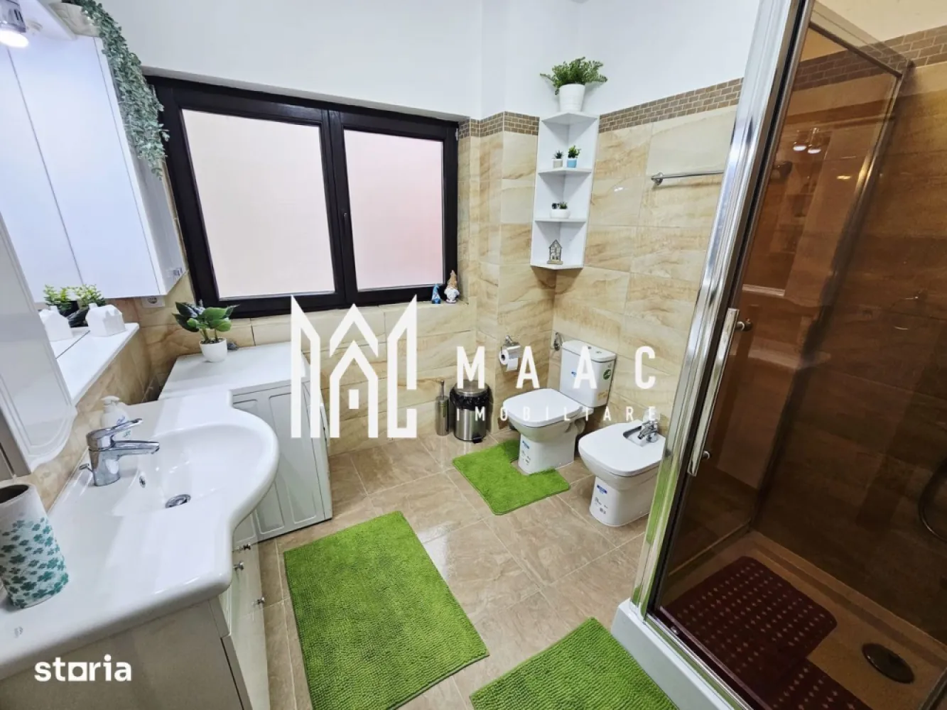 Apartament 2 camere | 74 mp | Bulevard | - MAAC Imobiliare vă propune spre vânzare un apartament modern cu 2 camere, situat la etajul 2 al unui imobil construit în anul 2016, într-o zonă excelentă din Râmnicu Vâlcea. Cu o suprafață generoasă de 74 mp, această proprietate oferă confort, funcționalitate și acces rapid către principalele puncte de interes ale orașului, fiind o alegere ideală atât pentru locuință personală, cât și pentru investiție imobiliară.

Apartamentul se remarcă prin compartimentarea eficientă, spațiile generoase și luminoase, mobilierul modern și dotările complete, fiind pregătit pentru mutare imediată. Proprietatea beneficiază de balcon, terasă și garaj inclus, oferind un plus de confort și funcționalitate într-o zonă bine conectată din Râmnicu Vâlcea.

Caracteristici:
-Apartament cu 2 camere
-Suprafață de 74 mp
-Etaj 2
-Imobil construit în 2016
-Mobilat și utilat complet
-Balcon și terasă
-Garaj inclus
-Ideal pentru locuit sau investiție

Compartimentare:
-Living spațios și luminos
-Dormitor confortabil
-Bucătărie practică și modern amenajată
-Baie complet utilată
-Balcon
-Hol de acces bine organizat

Dotări:
-Mobilier modern
-Mașină de spălat
-Frigider
-Cuptor
-Sistem de supraveghere video
-Interfon
-Finisaje moderne
-Spații generoase și bine iluminate natural

Avantaje:
-Poziționare excelentă, într-o zonă bine conectată
-Aproape de Grădina Zoologică Râmnicu Vâlcea
-Acces rapid către restaurante și cafenele, precum Restaurant Mezza Luna și Melyssa Cafe
-Aproape de spitale și farmacii, inclusiv Spitalul BalneoMedCenter
-Centre comerciale în apropiere – Family Center și River Plaza Mall
-Stații de autobuz accesibile
-Siguranță și confort oferite de sistemul video și interfon

Această proprietate reprezintă o oportunitate excelentă pentru cei care își doresc un apartament modern, spațios și bine poziționat în Râmnicu Vâlcea, într-un imobil construit recent, cu acces facil către zone comerciale, restaurante, servicii medicale și puncte de interes urban.

Pentru mai multe detalii și programarea unei vizionări, vă rugăm să menționați CP3083468 în momentul apelului telefonic.