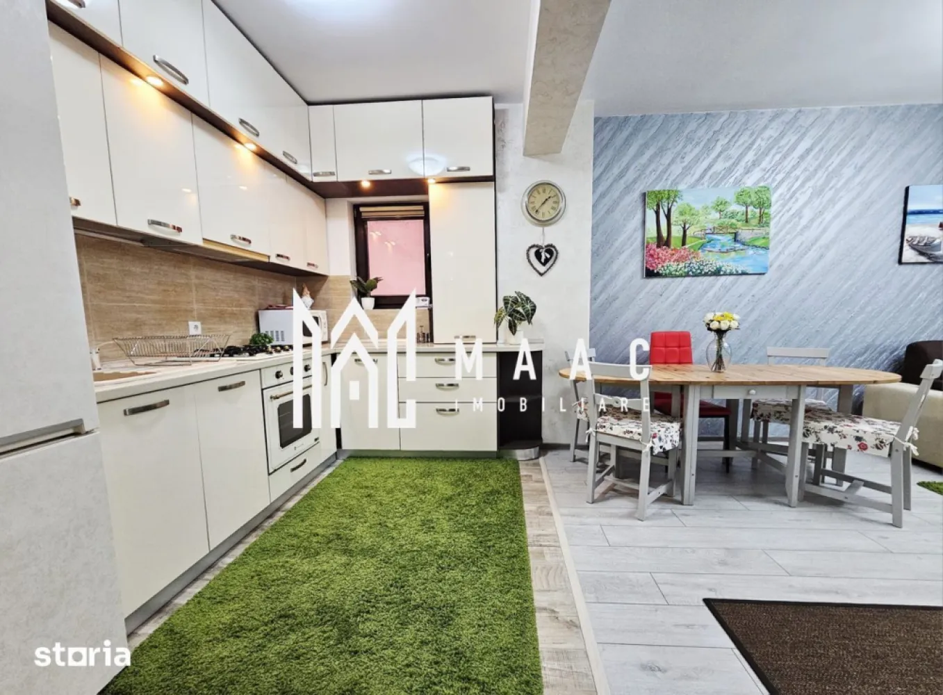 Apartament 2 camere | 74 mp | Bulevard | - MAAC Imobiliare vă propune spre vânzare un apartament modern cu 2 camere, situat la etajul 2 al unui imobil construit în anul 2016, într-o zonă excelentă din Râmnicu Vâlcea. Cu o suprafață generoasă de 74 mp, această proprietate oferă confort, funcționalitate și acces rapid către principalele puncte de interes ale orașului, fiind o alegere ideală atât pentru locuință personală, cât și pentru investiție imobiliară.

Apartamentul se remarcă prin compartimentarea eficientă, spațiile generoase și luminoase, mobilierul modern și dotările complete, fiind pregătit pentru mutare imediată. Proprietatea beneficiază de balcon, terasă și garaj inclus, oferind un plus de confort și funcționalitate într-o zonă bine conectată din Râmnicu Vâlcea.

Caracteristici:
-Apartament cu 2 camere
-Suprafață de 74 mp
-Etaj 2
-Imobil construit în 2016
-Mobilat și utilat complet
-Balcon și terasă
-Garaj inclus
-Ideal pentru locuit sau investiție

Compartimentare:
-Living spațios și luminos
-Dormitor confortabil
-Bucătărie practică și modern amenajată
-Baie complet utilată
-Balcon
-Hol de acces bine organizat

Dotări:
-Mobilier modern
-Mașină de spălat
-Frigider
-Cuptor
-Sistem de supraveghere video
-Interfon
-Finisaje moderne
-Spații generoase și bine iluminate natural

Avantaje:
-Poziționare excelentă, într-o zonă bine conectată
-Aproape de Grădina Zoologică Râmnicu Vâlcea
-Acces rapid către restaurante și cafenele, precum Restaurant Mezza Luna și Melyssa Cafe
-Aproape de spitale și farmacii, inclusiv Spitalul BalneoMedCenter
-Centre comerciale în apropiere – Family Center și River Plaza Mall
-Stații de autobuz accesibile
-Siguranță și confort oferite de sistemul video și interfon

Această proprietate reprezintă o oportunitate excelentă pentru cei care își doresc un apartament modern, spațios și bine poziționat în Râmnicu Vâlcea, într-un imobil construit recent, cu acces facil către zone comerciale, restaurante, servicii medicale și puncte de interes urban.

Pentru mai multe detalii și programarea unei vizionări, vă rugăm să menționați CP3083468 în momentul apelului telefonic.
