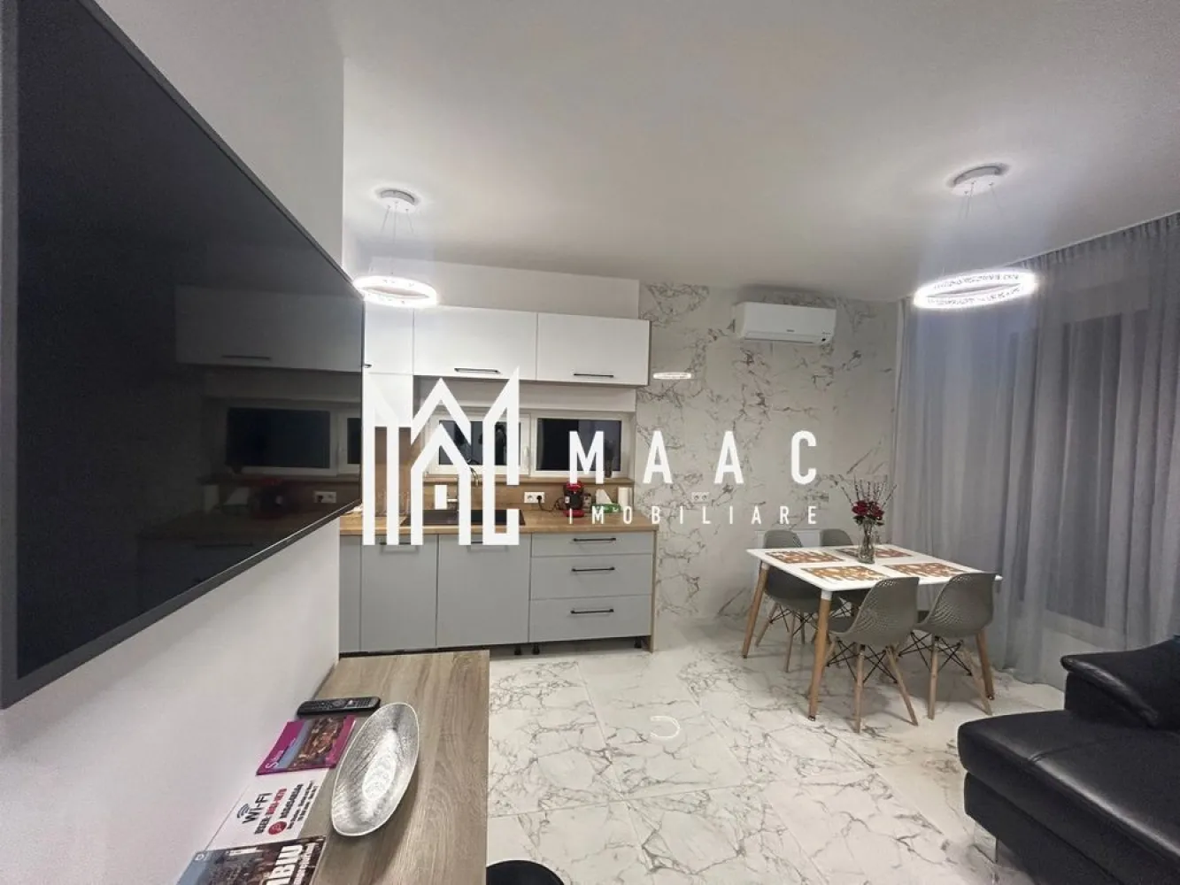 Penthouse 3 camere | Terasa 52 MP | Modern mobilat - MAAC Imobiliare vă prezintă un penthouse cu 3 camere situat la etajul retras 4/4, într-un bloc construit în anul 2020, dotat cu lift. Complexul este împrejmuit și beneficiază de multiple facilități: parc de joacă pentru copii, magazin Profi, sală de fitness EVO Gym la doar câțiva metri, precum și acces rapid la mijloacele de transport în comun.

Apartamentul se predă complet mobilat și utilat, fiind pregătit pentru mutare imediată.

Compartimentare:
Living cu zonă de dining și acces direct pe terasă
Bucătărie complet utilată, cu electrocasnice integrate
Dormitor matrimonial cu dressing și baie proprie
Al doilea dormitor spațios
2 băi finisate – una cu cadă și una cu duș
Ieșire pe terasă din fiecare cameră.

Terasa de aproximativ 52 mp reprezintă unul dintre punctele forte ale proprietății, fiind amenajată cu:
Zonă de grătar
Iluminat ambiental
Prize de putere pregătite pentru jacuzzi sau saună
Plăci ceramice flotante mari, ușor de întreținut

Dotări și finisaje premium:
Încălzire în pardoseală
Izolație exterioară de 15 cm
Aer condiționat Samsung Smart
Parchet triplustratificat din frasin
Ceramică premium Porcelanosa
Bloc cu lift 
1 loc de parcare suprateran inclus, amplasat chiar în fața terasei.

Avantaje:
Vedere panoramică superbă către munți și centrul orașului
Compartimentare practică și aerisită
Acces rapid către toate punctele importante ale orașului
Ideal atât pentru locuit, cât și pentru investiție.

Pentru mai multe informații, specificați ca ați văzut anunțul cu ID: CP3085844