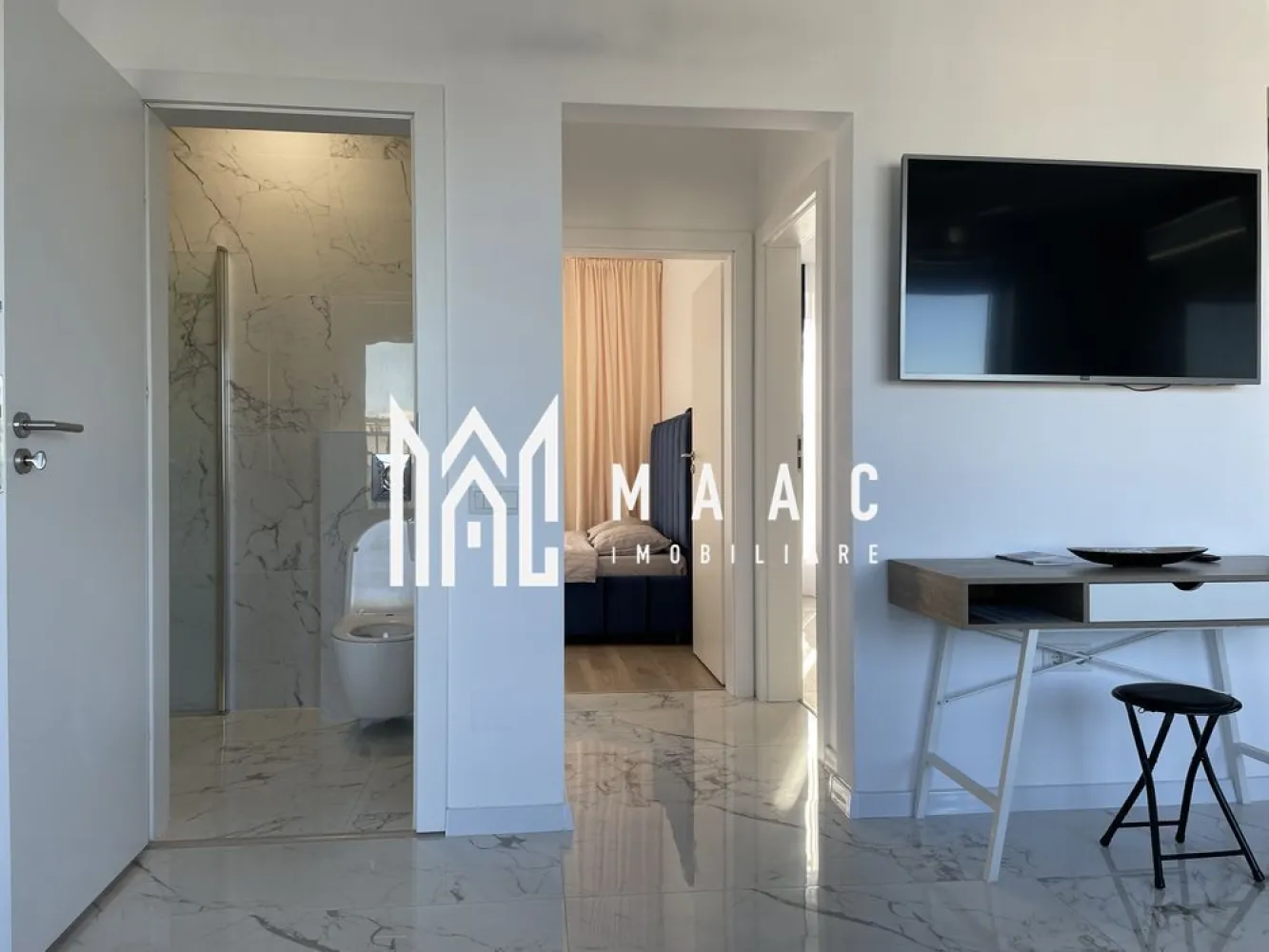 Penthouse 3 camere | Terasa 52 MP | Modern mobilat - MAAC Imobiliare vă prezintă un penthouse cu 3 camere situat la etajul retras 4/4, într-un bloc construit în anul 2020, dotat cu lift. Complexul este împrejmuit și beneficiază de multiple facilități: parc de joacă pentru copii, magazin Profi, sală de fitness EVO Gym la doar câțiva metri, precum și acces rapid la mijloacele de transport în comun.

Apartamentul se predă complet mobilat și utilat, fiind pregătit pentru mutare imediată.

Compartimentare:
Living cu zonă de dining și acces direct pe terasă
Bucătărie complet utilată, cu electrocasnice integrate
Dormitor matrimonial cu dressing și baie proprie
Al doilea dormitor spațios
2 băi finisate – una cu cadă și una cu duș
Ieșire pe terasă din fiecare cameră.

Terasa de aproximativ 52 mp reprezintă unul dintre punctele forte ale proprietății, fiind amenajată cu:
Zonă de grătar
Iluminat ambiental
Prize de putere pregătite pentru jacuzzi sau saună
Plăci ceramice flotante mari, ușor de întreținut

Dotări și finisaje premium:
Încălzire în pardoseală
Izolație exterioară de 15 cm
Aer condiționat Samsung Smart
Parchet triplustratificat din frasin
Ceramică premium Porcelanosa
Bloc cu lift 
1 loc de parcare suprateran inclus, amplasat chiar în fața terasei.

Avantaje:
Vedere panoramică superbă către munți și centrul orașului
Compartimentare practică și aerisită
Acces rapid către toate punctele importante ale orașului
Ideal atât pentru locuit, cât și pentru investiție.

Pentru mai multe informații, specificați ca ați văzut anunțul cu ID: CP3085844