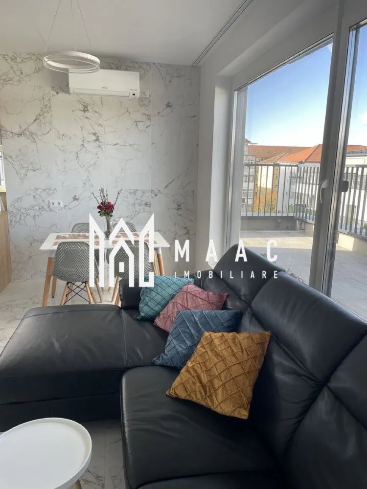 Penthouse 3 camere | Terasa 52 MP | Modern mobilat - MAAC Imobiliare vă prezintă un penthouse cu 3 camere situat la etajul retras 4/4, într-un bloc construit în anul 2020, dotat cu lift. Complexul este împrejmuit și beneficiază de multiple facilități: parc de joacă pentru copii, magazin Profi, sală de fitness EVO Gym la doar câțiva metri, precum și acces rapid la mijloacele de transport în comun.

Apartamentul se predă complet mobilat și utilat, fiind pregătit pentru mutare imediată.

Compartimentare:
Living cu zonă de dining și acces direct pe terasă
Bucătărie complet utilată, cu electrocasnice integrate
Dormitor matrimonial cu dressing și baie proprie
Al doilea dormitor spațios
2 băi finisate – una cu cadă și una cu duș
Ieșire pe terasă din fiecare cameră.

Terasa de aproximativ 52 mp reprezintă unul dintre punctele forte ale proprietății, fiind amenajată cu:
Zonă de grătar
Iluminat ambiental
Prize de putere pregătite pentru jacuzzi sau saună
Plăci ceramice flotante mari, ușor de întreținut

Dotări și finisaje premium:
Încălzire în pardoseală
Izolație exterioară de 15 cm
Aer condiționat Samsung Smart
Parchet triplustratificat din frasin
Ceramică premium Porcelanosa
Bloc cu lift 
1 loc de parcare suprateran inclus, amplasat chiar în fața terasei.

Avantaje:
Vedere panoramică superbă către munți și centrul orașului
Compartimentare practică și aerisită
Acces rapid către toate punctele importante ale orașului
Ideal atât pentru locuit, cât și pentru investiție.

Pentru mai multe informații, specificați ca ați văzut anunțul cu ID: CP3085844