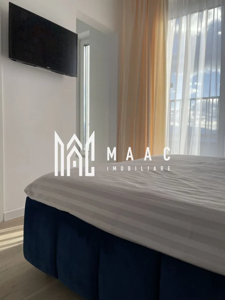 Penthouse 3 camere | Terasa 52 MP | Modern mobilat - MAAC Imobiliare vă prezintă un penthouse cu 3 camere situat la etajul retras 4/4, într-un bloc construit în anul 2020, dotat cu lift. Complexul este împrejmuit și beneficiază de multiple facilități: parc de joacă pentru copii, magazin Profi, sală de fitness EVO Gym la doar câțiva metri, precum și acces rapid la mijloacele de transport în comun.

Apartamentul se predă complet mobilat și utilat, fiind pregătit pentru mutare imediată.

Compartimentare:
Living cu zonă de dining și acces direct pe terasă
Bucătărie complet utilată, cu electrocasnice integrate
Dormitor matrimonial cu dressing și baie proprie
Al doilea dormitor spațios
2 băi finisate – una cu cadă și una cu duș
Ieșire pe terasă din fiecare cameră.

Terasa de aproximativ 52 mp reprezintă unul dintre punctele forte ale proprietății, fiind amenajată cu:
Zonă de grătar
Iluminat ambiental
Prize de putere pregătite pentru jacuzzi sau saună
Plăci ceramice flotante mari, ușor de întreținut

Dotări și finisaje premium:
Încălzire în pardoseală
Izolație exterioară de 15 cm
Aer condiționat Samsung Smart
Parchet triplustratificat din frasin
Ceramică premium Porcelanosa
Bloc cu lift 
1 loc de parcare suprateran inclus, amplasat chiar în fața terasei.

Avantaje:
Vedere panoramică superbă către munți și centrul orașului
Compartimentare practică și aerisită
Acces rapid către toate punctele importante ale orașului
Ideal atât pentru locuit, cât și pentru investiție.

Pentru mai multe informații, specificați ca ați văzut anunțul cu ID: CP3085844
