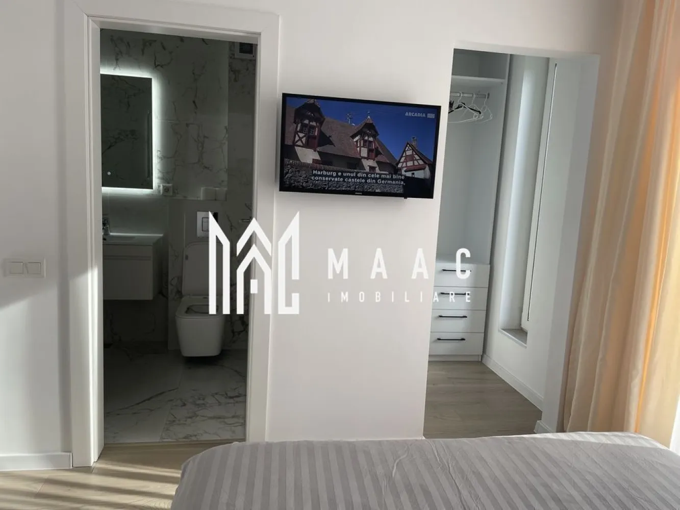 Penthouse 3 camere | Terasa 52 MP | Modern mobilat - MAAC Imobiliare vă prezintă un penthouse cu 3 camere situat la etajul retras 4/4, într-un bloc construit în anul 2020, dotat cu lift. Complexul este împrejmuit și beneficiază de multiple facilități: parc de joacă pentru copii, magazin Profi, sală de fitness EVO Gym la doar câțiva metri, precum și acces rapid la mijloacele de transport în comun.

Apartamentul se predă complet mobilat și utilat, fiind pregătit pentru mutare imediată.

Compartimentare:
Living cu zonă de dining și acces direct pe terasă
Bucătărie complet utilată, cu electrocasnice integrate
Dormitor matrimonial cu dressing și baie proprie
Al doilea dormitor spațios
2 băi finisate – una cu cadă și una cu duș
Ieșire pe terasă din fiecare cameră.

Terasa de aproximativ 52 mp reprezintă unul dintre punctele forte ale proprietății, fiind amenajată cu:
Zonă de grătar
Iluminat ambiental
Prize de putere pregătite pentru jacuzzi sau saună
Plăci ceramice flotante mari, ușor de întreținut

Dotări și finisaje premium:
Încălzire în pardoseală
Izolație exterioară de 15 cm
Aer condiționat Samsung Smart
Parchet triplustratificat din frasin
Ceramică premium Porcelanosa
Bloc cu lift 
1 loc de parcare suprateran inclus, amplasat chiar în fața terasei.

Avantaje:
Vedere panoramică superbă către munți și centrul orașului
Compartimentare practică și aerisită
Acces rapid către toate punctele importante ale orașului
Ideal atât pentru locuit, cât și pentru investiție.

Pentru mai multe informații, specificați ca ați văzut anunțul cu ID: CP3085844