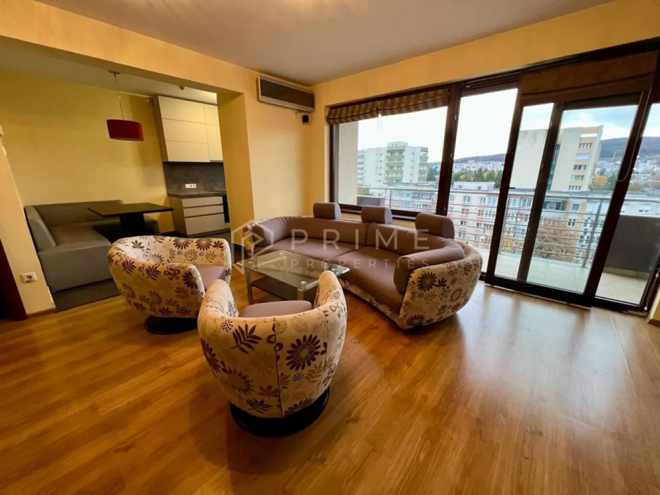 Apartament duplex modern, 4 camere, de vânzare, semicentral Tg Mureș - Apartament duplex de vânzare, în suprafață de 137 mp, situat pe etajele 3 și 4 ale unui imobil nou, modern și reprezentativ, amplasat într-o zonă semicentrală, ușor accesibilă și bine conectată la mijloacele de transport în comun.

Locuința se remarcă prin compartimentarea eficientă și designul elegant, oferind confortul unei case într-un spațiu urban. La primul nivel se află un hol primitor, un living spațios și luminos, o baie și o bucătărie complet mobilată și utilată cu electrocasnice moderne – mașină de spălat vase, plită, hotă, frigider și mașină de spălat rufe.

Etajul superior este destinat zonei de noapte și include trei dormitoare, un dressing generos și o baie mare.

Balcoanele generoase oferă o priveliște panoramică spectaculoasă asupra orașului și a zonei verzi din împrejurimi, creând un cadru ideal pentru momente de relaxare.

Apartamentul se vinde complet mobilat și utilat, fiind disponibil imediat.

Pentru clienții cumpărători, comisionul este 0%.
La Prime Properties, fiecare tranzacție înseamnă mai mult decât o simplă achiziție – este un proces complet, în care colaborăm cu cei mai buni profesioniști: notari, avocați, designeri, arhitecți, evaluatori, specialiști în certificate energetice, consultanți de credite imobiliare.
Astfel, atunci când alegi o proprietate prin noi, primești la pachet și siguranță, transparență și servicii impecabile pe tot parcursul drumului tău către casa ideală.
Ne dedicăm 100% fiecărui client, iar asta se reflectă în rezultate și în încrederea pe care o primim înapoi prin recomandările lor.
Proprietatea aceasta nu se potrivește exact nevoilor tale?
Lasă-ne să îți găsim alternativa potrivită. Agentul nostru îți va oferi soluții avantajoase și adaptate stilului tău de viață.