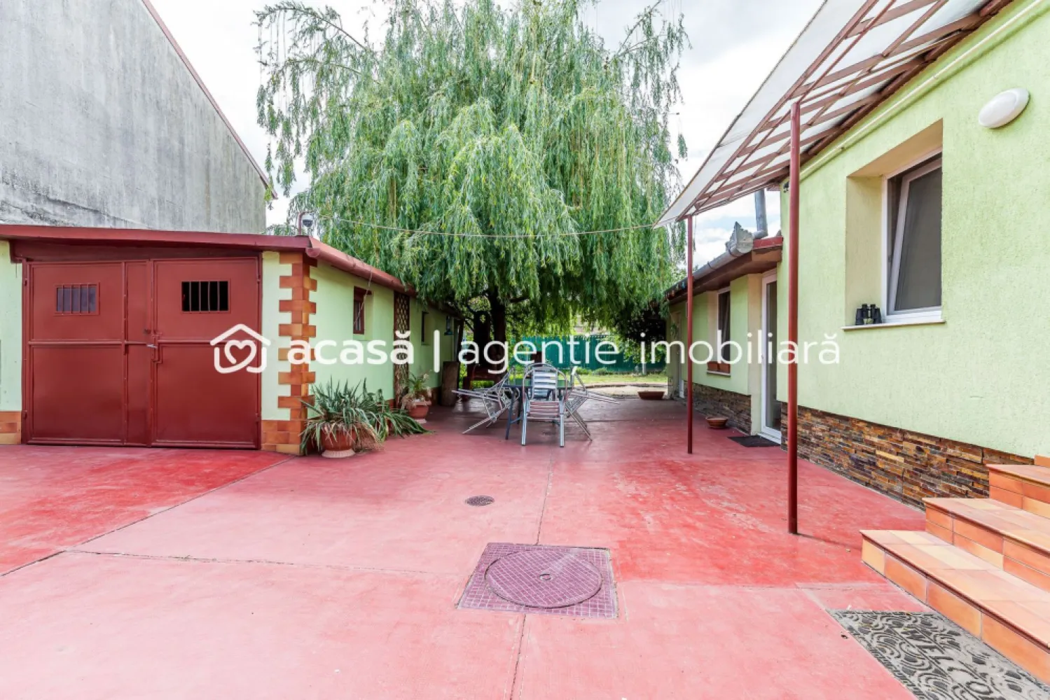 Casa 5 camere - Cartierul Functionarilor - Teren 421 mp - COMISION 0 - Sunt locuri în Arad unde rar apare o proprietate la vânzare. Cartierul Funcționarilor este unul dintre ele. O zonă apreciată pentru liniște, intimitate și poziționarea excelentă în centrul orașului, aproape dehipermarketuri și puncte de interes importante.

✨ Teren 421 mp
✨ Acces auto + garaj
✨ Curte cu spațiu verde
✨ 2 magazii + subsol aprox. 12 mp

🏠 Casa principală dispune de:
🔹 Parter: 3 camere, bucătărie, baie, hol și spațiu de depozitare
🔹 Nivel superior: dormitor matrimonial cu baie proprie și dressing

🏡 În curte se află și o anexă separată cu cameră și baie – ideală pentru oaspeți, birou sau spațiu privat.

✔ Construcție din cărămidă
✔ Izolație exterioară
✔ Acoperiș din țiglă în stare foarte bună
✔ Instalație electrică refăcută complet
✔ Centrală proprie pe gaz + calorifere
✔ Geamuri termopan cu rolete

💡 Confort, intimitate și viață la casă într-una dintre cele mai căutate zone din Arad.
📞 Detalii & vizionare: 0755 274 519 - Daniel Hord – Consultant imobiliar

Nu dispui de toată suma? Te ajutăm noi gratuit! Îți obținem oferte de la 16 bănci.
Ai o proprietate de vânzare în Arad și vrei să știi cât valorează cu adevărat?
Sună-mă pentru o evaluare gratuită, fără obligații!

Birou: ACASĂ | Agenție imobiliară Arad
Bulevardul Decebal 2, Arad 310133