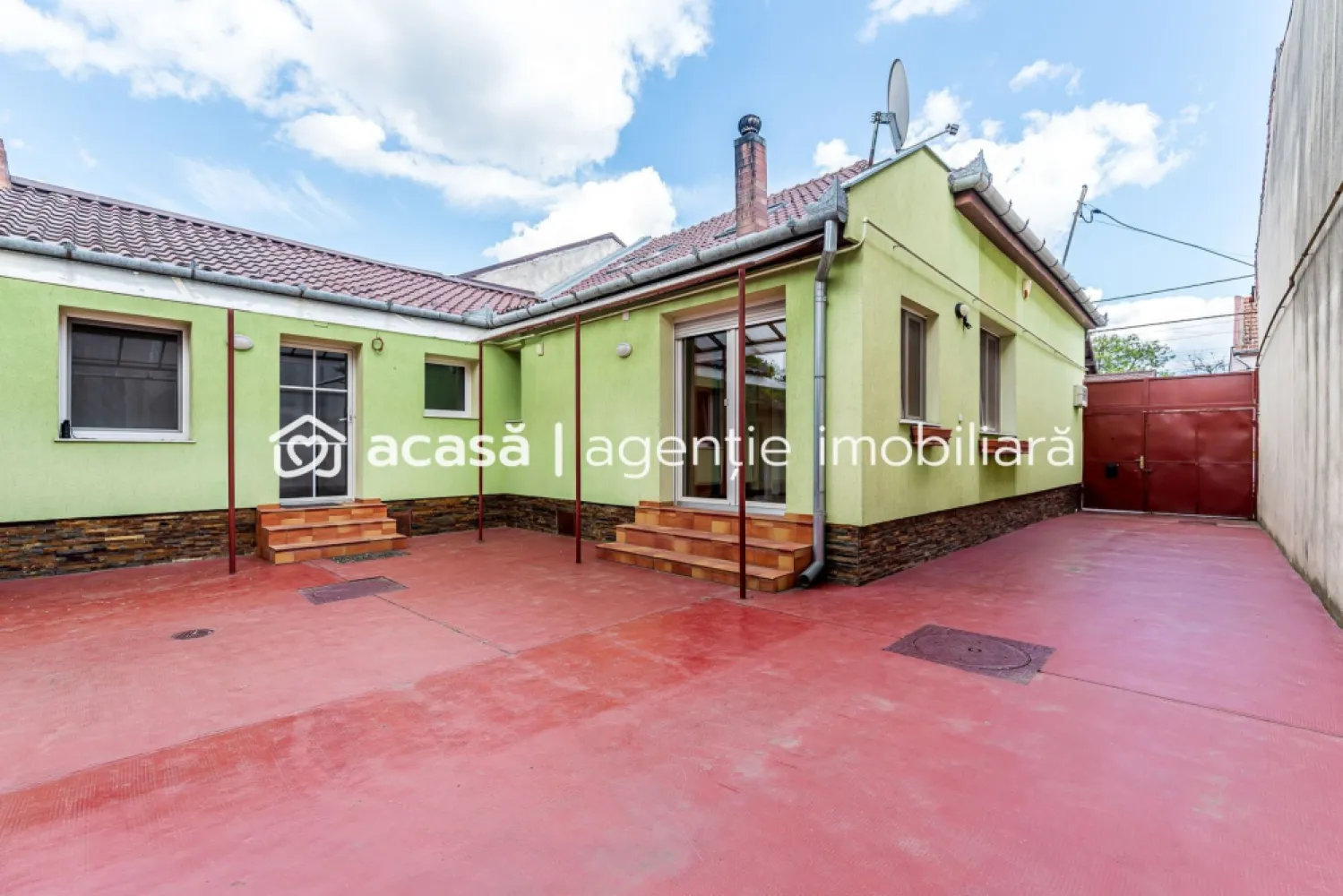 Casa 5 camere - Cartierul Functionarilor - Teren 421 mp - COMISION 0 - Sunt locuri în Arad unde rar apare o proprietate la vânzare. Cartierul Funcționarilor este unul dintre ele. O zonă apreciată pentru liniște, intimitate și poziționarea excelentă în centrul orașului, aproape dehipermarketuri și puncte de interes importante.

✨ Teren 421 mp
✨ Acces auto + garaj
✨ Curte cu spațiu verde
✨ 2 magazii + subsol aprox. 12 mp

🏠 Casa principală dispune de:
🔹 Parter: 3 camere, bucătărie, baie, hol și spațiu de depozitare
🔹 Nivel superior: dormitor matrimonial cu baie proprie și dressing

🏡 În curte se află și o anexă separată cu cameră și baie – ideală pentru oaspeți, birou sau spațiu privat.

✔ Construcție din cărămidă
✔ Izolație exterioară
✔ Acoperiș din țiglă în stare foarte bună
✔ Instalație electrică refăcută complet
✔ Centrală proprie pe gaz + calorifere
✔ Geamuri termopan cu rolete

💡 Confort, intimitate și viață la casă într-una dintre cele mai căutate zone din Arad.
📞 Detalii & vizionare: 0755 274 519 - Daniel Hord – Consultant imobiliar

Nu dispui de toată suma? Te ajutăm noi gratuit! Îți obținem oferte de la 16 bănci.
Ai o proprietate de vânzare în Arad și vrei să știi cât valorează cu adevărat?
Sună-mă pentru o evaluare gratuită, fără obligații!

Birou: ACASĂ | Agenție imobiliară Arad
Bulevardul Decebal 2, Arad 310133