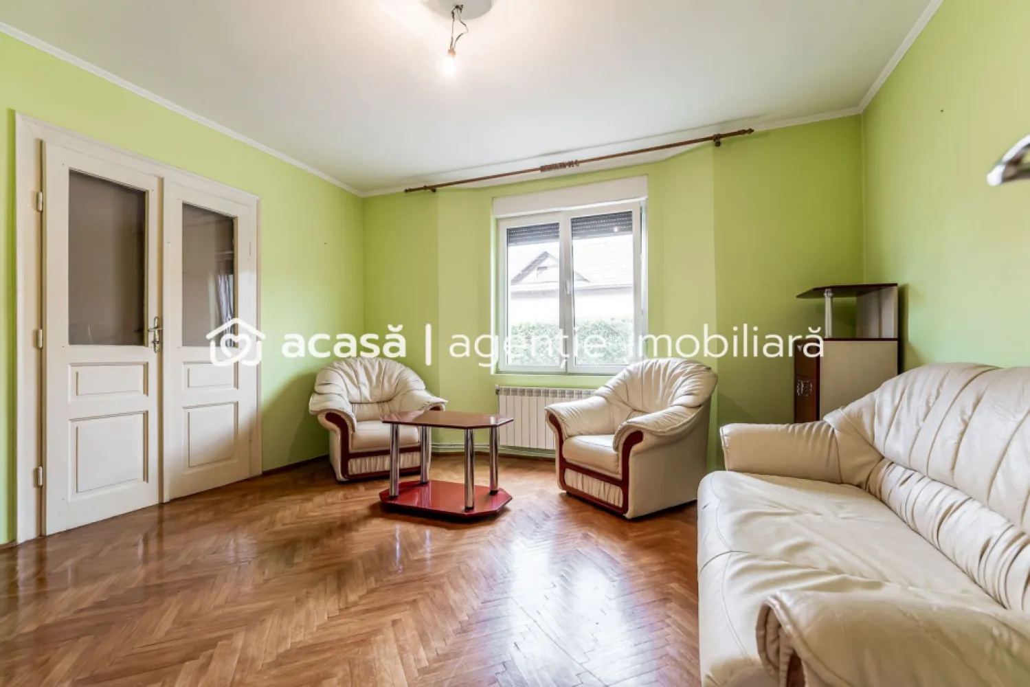 Casa 5 camere - Cartierul Functionarilor - Teren 421 mp - COMISION 0 - Sunt locuri în Arad unde rar apare o proprietate la vânzare. Cartierul Funcționarilor este unul dintre ele. O zonă apreciată pentru liniște, intimitate și poziționarea excelentă în centrul orașului, aproape dehipermarketuri și puncte de interes importante.

✨ Teren 421 mp
✨ Acces auto + garaj
✨ Curte cu spațiu verde
✨ 2 magazii + subsol aprox. 12 mp

🏠 Casa principală dispune de:
🔹 Parter: 3 camere, bucătărie, baie, hol și spațiu de depozitare
🔹 Nivel superior: dormitor matrimonial cu baie proprie și dressing

🏡 În curte se află și o anexă separată cu cameră și baie – ideală pentru oaspeți, birou sau spațiu privat.

✔ Construcție din cărămidă
✔ Izolație exterioară
✔ Acoperiș din țiglă în stare foarte bună
✔ Instalație electrică refăcută complet
✔ Centrală proprie pe gaz + calorifere
✔ Geamuri termopan cu rolete

💡 Confort, intimitate și viață la casă într-una dintre cele mai căutate zone din Arad.
📞 Detalii & vizionare: 0755 274 519 - Daniel Hord – Consultant imobiliar

Nu dispui de toată suma? Te ajutăm noi gratuit! Îți obținem oferte de la 16 bănci.
Ai o proprietate de vânzare în Arad și vrei să știi cât valorează cu adevărat?
Sună-mă pentru o evaluare gratuită, fără obligații!

Birou: ACASĂ | Agenție imobiliară Arad
Bulevardul Decebal 2, Arad 310133