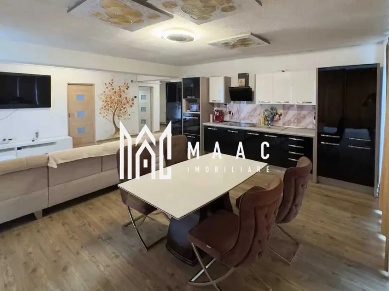 Apartament 3 Camere I Decomandat I Modern I Doamn Stanca - Se oferă spre închiriere un apartament spațios și modern, cu 3 camere și o suprafață utilă de 100 mp, situat pe strada Doamna Stanca, într-o zonă apreciată pentru accesibilitate, liniște și dezvoltarea modernă a cartierului.

Locuința impresionează prin spațiile generoase, confortul oferit și nivelul ridicat al dotărilor, fiind ideală pentru familii, profesioniști sau persoane care își doresc un stil de viață confortabil.

Compartimentare:
Living generos și luminos
2 dormitoare
Bucătărie complet echipată
Baie
Spații bine organizate și funcționale
Dotări și facilități:
Aer condiționat
Centrală termică proprie pe gaz
2 televizoare
Internet Wi-Fi și cablu TV
Canapea extensibilă
Frigider
Cuptor
Mașină de spălat vase
Mașină de spălat rufe
Cafetieră
Fier de călcat
Avantaje:
Suprafață generoasă de 100 mp
Complet mobilat și utilat
Ideal pentru familii sau grupuri de profesioniști
Zonă liniștită și bine conectată
Acces rapid către centre comerciale, magazine și transport public
Confort ridicat și atmosferă modernă
Localizare:
Strada Doamna Stanca
Aproape de Shopping City Sibiu și principalele puncte de interes ale orașului

O proprietate modernă și elegantă, perfectă pentru cei care caută spațiu, confort și accesibilitate într-una dintre cele mai dinamice zone rezidențiale din Sibiu. 

 Pentru informati si vizionari: CP3087512