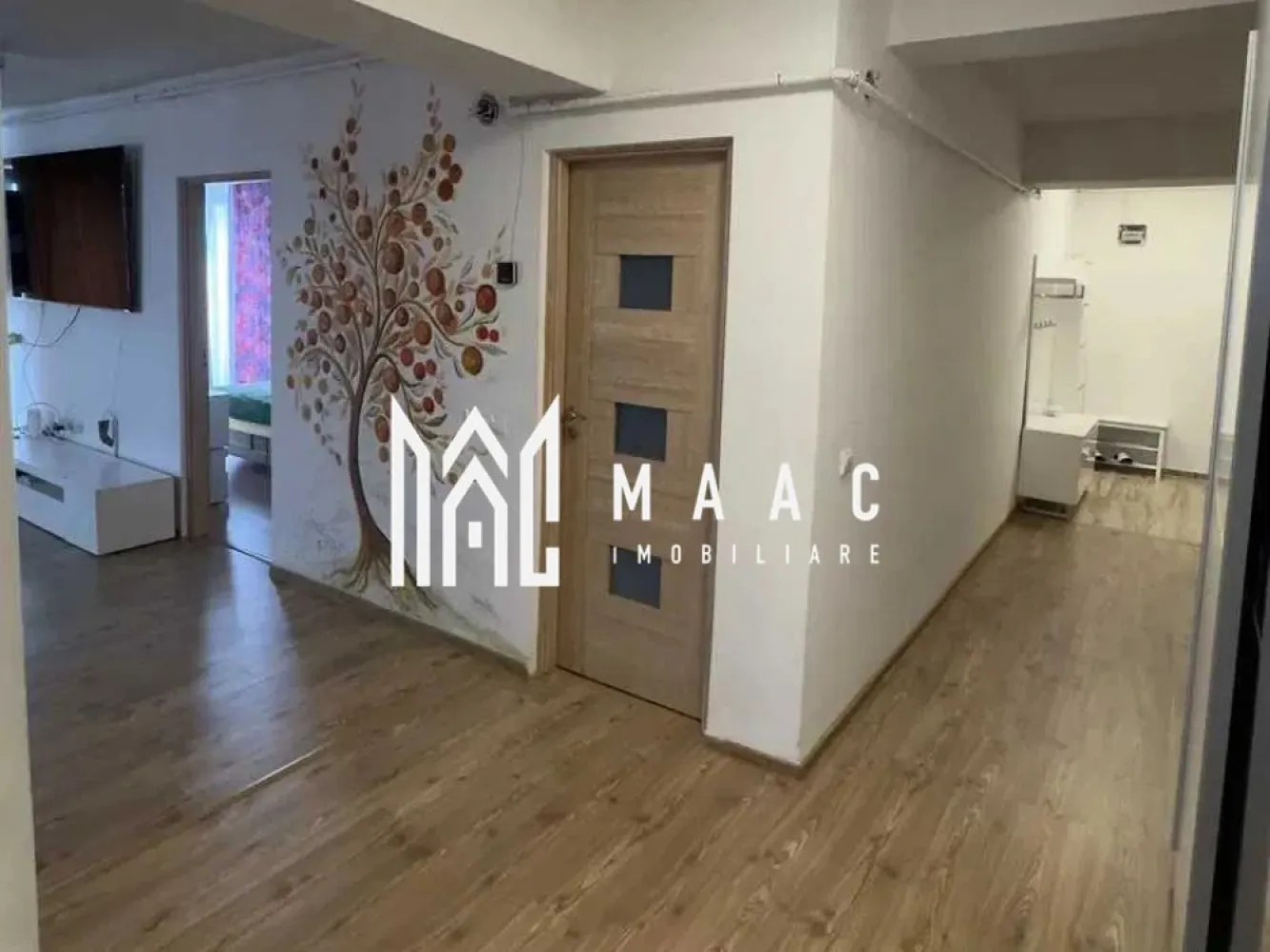 Apartament 3 Camere I Decomandat I Modern I Doamn Stanca - Se oferă spre închiriere un apartament spațios și modern, cu 3 camere și o suprafață utilă de 100 mp, situat pe strada Doamna Stanca, într-o zonă apreciată pentru accesibilitate, liniște și dezvoltarea modernă a cartierului.

Locuința impresionează prin spațiile generoase, confortul oferit și nivelul ridicat al dotărilor, fiind ideală pentru familii, profesioniști sau persoane care își doresc un stil de viață confortabil.

Compartimentare:
Living generos și luminos
2 dormitoare
Bucătărie complet echipată
Baie
Spații bine organizate și funcționale
Dotări și facilități:
Aer condiționat
Centrală termică proprie pe gaz
2 televizoare
Internet Wi-Fi și cablu TV
Canapea extensibilă
Frigider
Cuptor
Mașină de spălat vase
Mașină de spălat rufe
Cafetieră
Fier de călcat
Avantaje:
Suprafață generoasă de 100 mp
Complet mobilat și utilat
Ideal pentru familii sau grupuri de profesioniști
Zonă liniștită și bine conectată
Acces rapid către centre comerciale, magazine și transport public
Confort ridicat și atmosferă modernă
Localizare:
Strada Doamna Stanca
Aproape de Shopping City Sibiu și principalele puncte de interes ale orașului

O proprietate modernă și elegantă, perfectă pentru cei care caută spațiu, confort și accesibilitate într-una dintre cele mai dinamice zone rezidențiale din Sibiu. 

 Pentru informati si vizionari: CP3087512