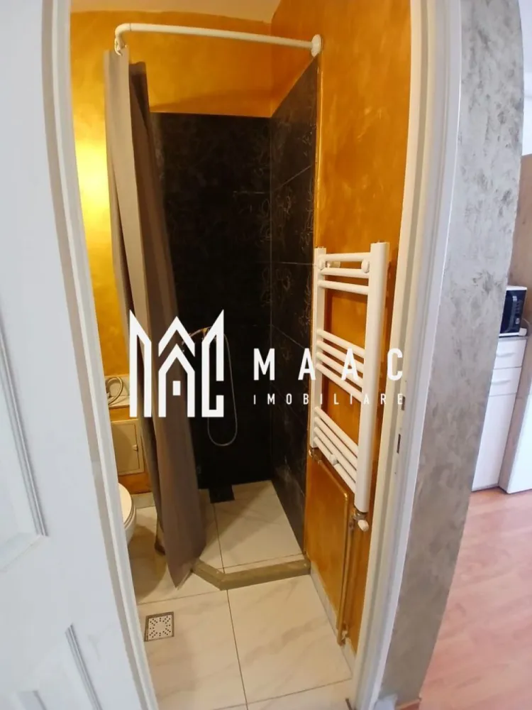 Garsonieră I 24 MPU I Decomandată I Terezian I Târgul Cailor - MAAC Imobiliare vă propune spre închiriere o garsonieră decomandată situată în zona Terezian – Târgul Cailor, o locație strategică ce oferă avantajul unei zone liniștite, dar cu acces facil către centrul orașului.

Amplasarea este ideală pentru cei care își doresc proximitate față de facilități urbane esențiale.

Locuința se află la mică distanță de Centrul Istoric, fiind în același timp înconjurată de puncte de interes precum Piața Terezian, supermarketurile Lidl și Penny, instituții de învățământ și stații ale mijloacelor de transport în comun.

Garsoniera are:
o suprafață utilă de 24 mp, și construită de 29 mp

Compartimentată funcțional astfel:
bucătărie închisă

baie dotată cu cabină de duș

cameră cu canapea extensibilă șifonier nou

Locuința se închiriază complet mobilată și utilată ,cu aragaz, frigider și mașină de spălat rufe, fiind pregătită pentru mutare imediată.

Caracteristici principale:
Acces rapid către centrul orașului

Suprafață utilă 24 mp

Decomandată

Bloc îngrijit, interior îmbunătățit nou 

Proprietatea se află la etajul 4 al unui imobil cu 5 niveluri, construcție din cărămidă din anul 1985.

Condiții închiriere:
Se caută chiriaș serios pe termen lung
Se percepe garanție în cuantumul unei chirii 
Preț închiriere cu animale de companie 290 euro

Pentru programarea unei vizionări sau alte detalii suplimentare, contactați-ne specificând codul de identificare al proprietății ID: CP3087112.