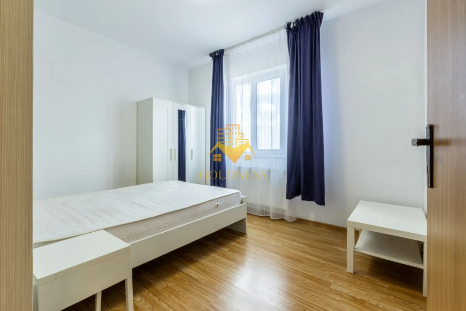 2 camere decomandate, modern, parcare, Cartierul Buna Ziua, Zona Audi - GOLDNESS Imobiliare vă propune spre închiriere un apartament cu 2 camere decomandate complet mobilat și utilat, la Parter într-un imobil de 4 etaje, în cartierul Buna Ziua. Apartamentul este compartimentat astfel:
 - dormitor cu pat matrimonial, dulap pentru haine, noptiere
 - dormitor cu canapea exntensibila, spatiu pentru depozitare.
 - bucataria complet utilată, loc de servit masa 
 - baie cu vana, calorifer port prosop inox și dulap pentru depozitare.

Imobilul este dotat cu toate cele necesare- centrală pe bloc , frigider, aragaz, frigider etc. 
Se află în apropierea stațiilor de transport în comun, magazine, restaurante, spații verzi, farmacii, etc. 
Dispune de loc de parcare!

Dacă sunteți interesați de acest apartament și doriți să îl vizionați, dar și pentru alte oferte sau detalii nu ezitați să ne contactați telefonic sau prin e-mail - goldnessimobiliare@gmail.com. Vă stăm la dispoziție!
Pentru intermediere se percepe un comision de 50% din prețul chiriei!