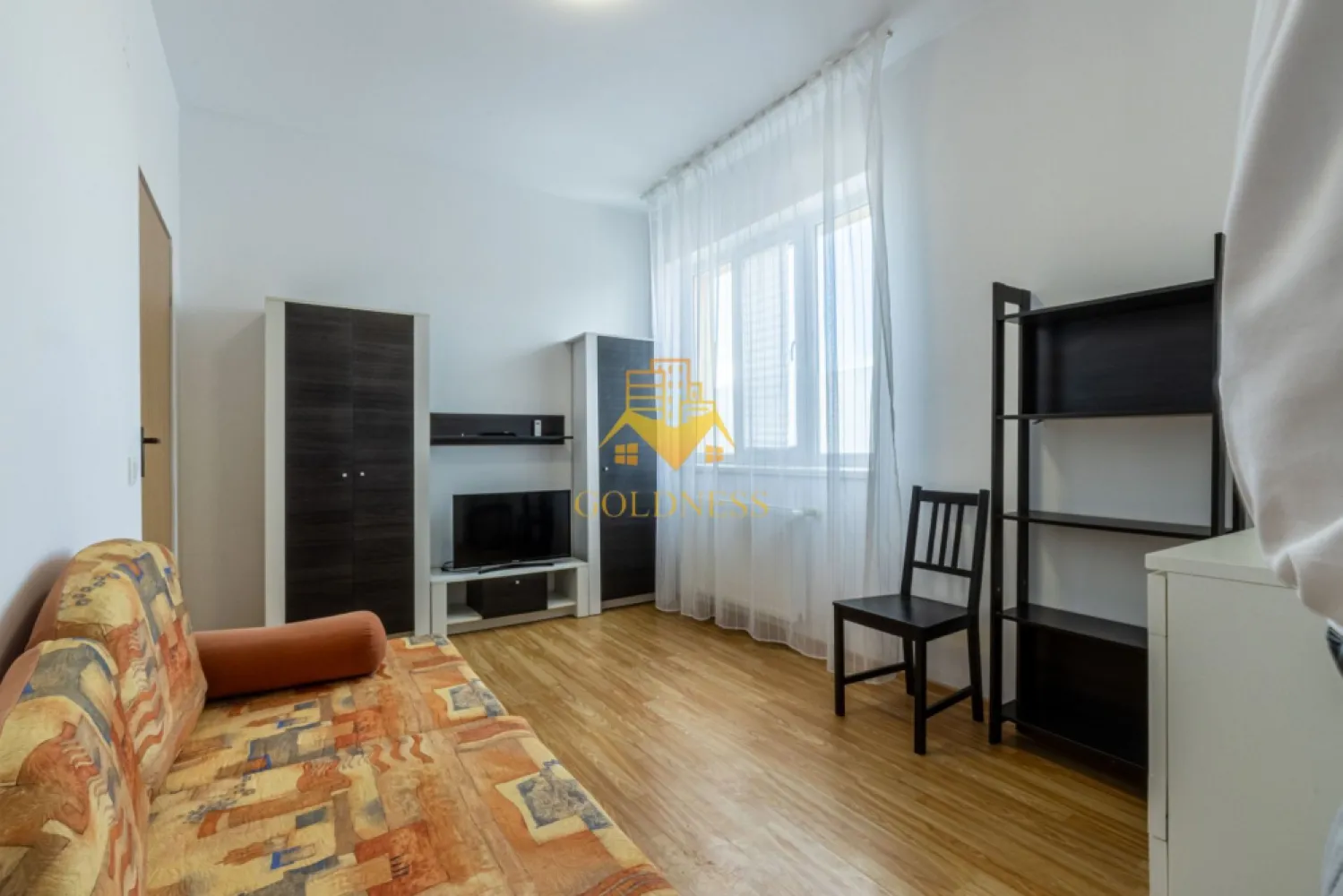 2 camere decomandate, modern, parcare, Cartierul Buna Ziua, Zona Audi - GOLDNESS Imobiliare vă propune spre închiriere un apartament cu 2 camere decomandate complet mobilat și utilat, la Parter într-un imobil de 4 etaje, în cartierul Buna Ziua. Apartamentul este compartimentat astfel:
 - dormitor cu pat matrimonial, dulap pentru haine, noptiere
 - dormitor cu canapea exntensibila, spatiu pentru depozitare.
 - bucataria complet utilată, loc de servit masa 
 - baie cu vana, calorifer port prosop inox și dulap pentru depozitare.

Imobilul este dotat cu toate cele necesare- centrală pe bloc , frigider, aragaz, frigider etc. 
Se află în apropierea stațiilor de transport în comun, magazine, restaurante, spații verzi, farmacii, etc. 
Dispune de loc de parcare!

Dacă sunteți interesați de acest apartament și doriți să îl vizionați, dar și pentru alte oferte sau detalii nu ezitați să ne contactați telefonic sau prin e-mail - goldnessimobiliare@gmail.com. Vă stăm la dispoziție!
Pentru intermediere se percepe un comision de 50% din prețul chiriei!