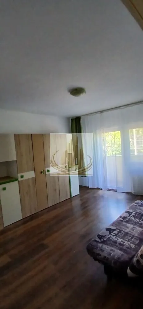 Apartament cu 1 camera 35mp Calea Aradului - Vă propunem spre vânzare un apartament cu 1 cameră, decomandat, situat în zona Calea Aradului, într-un imobil anvelopat termic, la etajul 1 din 4.

Locuința are o suprafață utilă de 35 mp, la care se adaugă un balcon de 4 mp, fiind ideală atât pentru locuit, cât și pentru investiție.

Compartimentare:

hol de acces spațios și modern, cu ușă metalică schimbată recent;
bucătărie separată, complet mobilată și utilată, cu electrocasnice aproape noi (unele încă în garanție) și spațiu pentru luat masa;
baie cu geam pentru aerisire naturală;
cameră mobilată, cu acces la balcon.

Alte beneficii:

apartamentul dispune de ceas de gaz separat;
există posibilitatea montării unei centrale termice proprii;
imobil anvelopat termic;
construcție din anul 1991.

Zona este liniștită și foarte bine conectată la principalele puncte de interes:

mijloace de transport în comun;
supermarketuri și magazine;
centre comerciale;
farmacii și alte facilități urbane.

Pentru mai multe detalii sau programarea unei vizionări, nu ezitați să ne contactați!