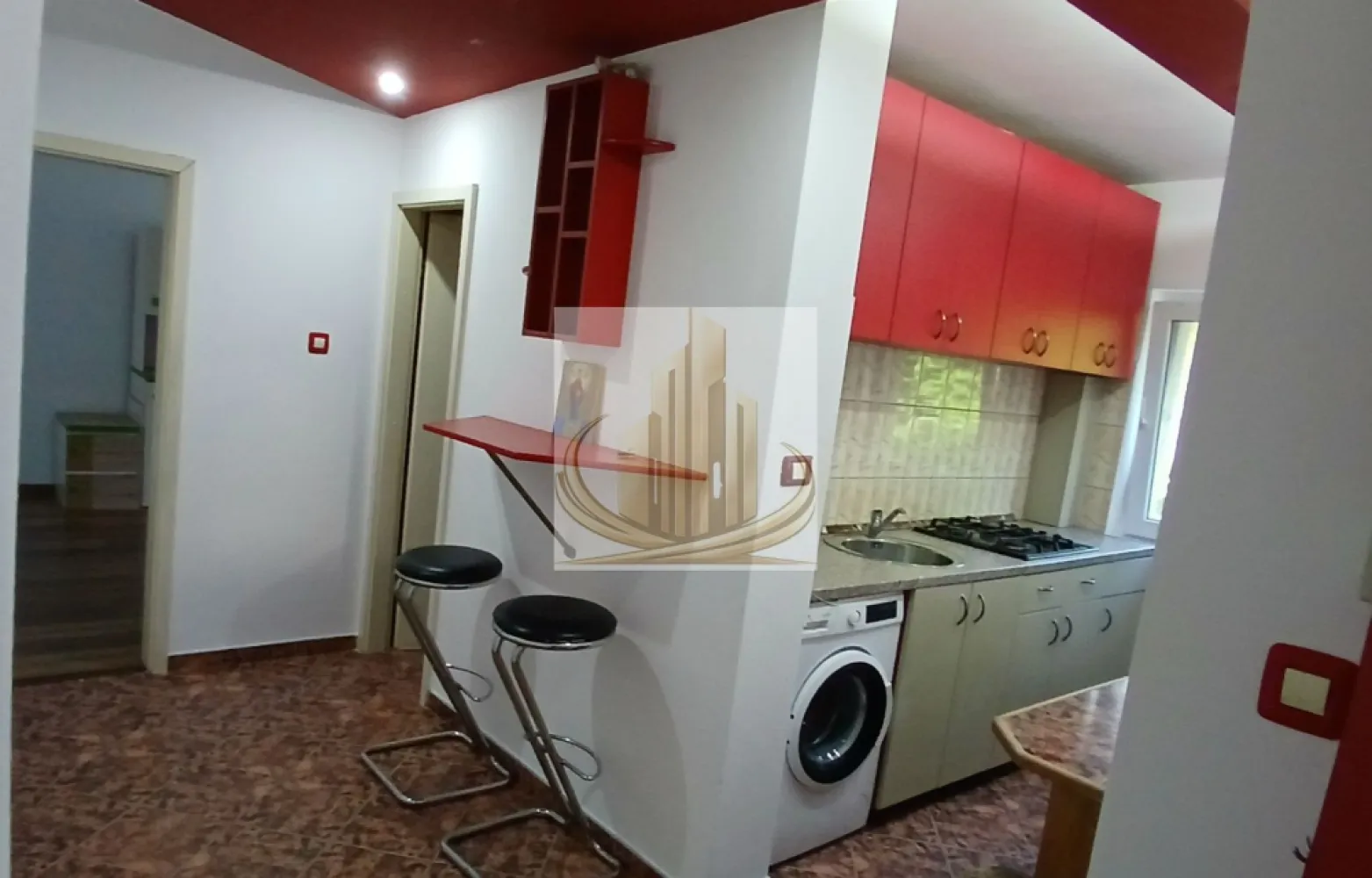 Apartament cu 1 camera 35mp Calea Aradului - Vă propunem spre vânzare un apartament cu 1 cameră, decomandat, situat în zona Calea Aradului, într-un imobil anvelopat termic, la etajul 1 din 4.

Locuința are o suprafață utilă de 35 mp, la care se adaugă un balcon de 4 mp, fiind ideală atât pentru locuit, cât și pentru investiție.

Compartimentare:

hol de acces spațios și modern, cu ușă metalică schimbată recent;
bucătărie separată, complet mobilată și utilată, cu electrocasnice aproape noi (unele încă în garanție) și spațiu pentru luat masa;
baie cu geam pentru aerisire naturală;
cameră mobilată, cu acces la balcon.

Alte beneficii:

apartamentul dispune de ceas de gaz separat;
există posibilitatea montării unei centrale termice proprii;
imobil anvelopat termic;
construcție din anul 1991.

Zona este liniștită și foarte bine conectată la principalele puncte de interes:

mijloace de transport în comun;
supermarketuri și magazine;
centre comerciale;
farmacii și alte facilități urbane.

Pentru mai multe detalii sau programarea unei vizionări, nu ezitați să ne contactați!