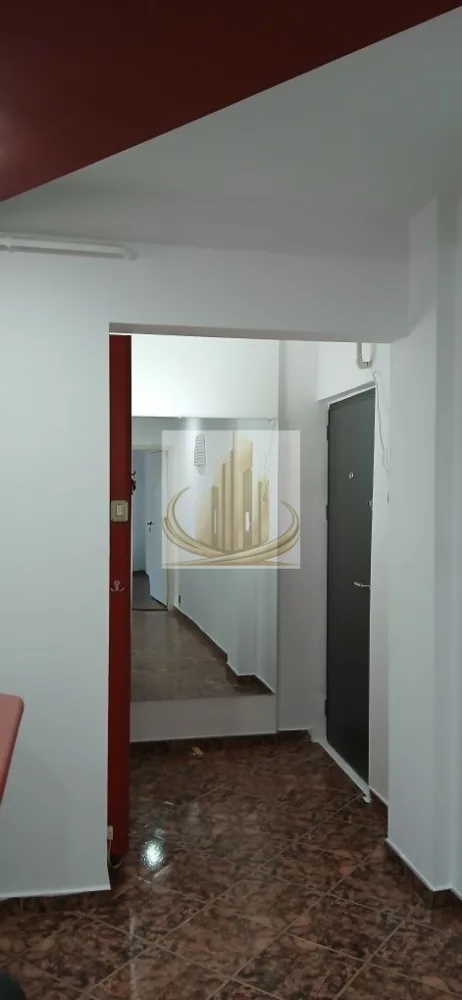 Apartament cu 1 camera 35mp Calea Aradului - Vă propunem spre vânzare un apartament cu 1 cameră, decomandat, situat în zona Calea Aradului, într-un imobil anvelopat termic, la etajul 1 din 4.

Locuința are o suprafață utilă de 35 mp, la care se adaugă un balcon de 4 mp, fiind ideală atât pentru locuit, cât și pentru investiție.

Compartimentare:

hol de acces spațios și modern, cu ușă metalică schimbată recent;
bucătărie separată, complet mobilată și utilată, cu electrocasnice aproape noi (unele încă în garanție) și spațiu pentru luat masa;
baie cu geam pentru aerisire naturală;
cameră mobilată, cu acces la balcon.

Alte beneficii:

apartamentul dispune de ceas de gaz separat;
există posibilitatea montării unei centrale termice proprii;
imobil anvelopat termic;
construcție din anul 1991.

Zona este liniștită și foarte bine conectată la principalele puncte de interes:

mijloace de transport în comun;
supermarketuri și magazine;
centre comerciale;
farmacii și alte facilități urbane.

Pentru mai multe detalii sau programarea unei vizionări, nu ezitați să ne contactați!