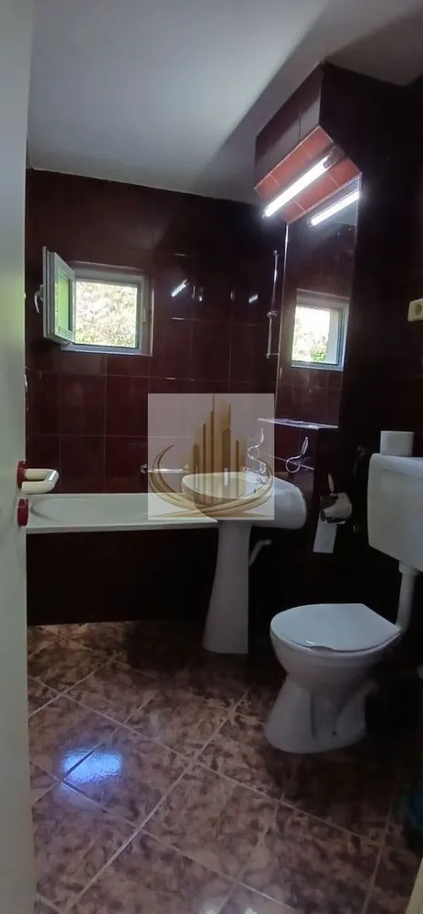 Apartament cu 1 camera 35mp Calea Aradului - Vă propunem spre vânzare un apartament cu 1 cameră, decomandat, situat în zona Calea Aradului, într-un imobil anvelopat termic, la etajul 1 din 4.

Locuința are o suprafață utilă de 35 mp, la care se adaugă un balcon de 4 mp, fiind ideală atât pentru locuit, cât și pentru investiție.

Compartimentare:

hol de acces spațios și modern, cu ușă metalică schimbată recent;
bucătărie separată, complet mobilată și utilată, cu electrocasnice aproape noi (unele încă în garanție) și spațiu pentru luat masa;
baie cu geam pentru aerisire naturală;
cameră mobilată, cu acces la balcon.

Alte beneficii:

apartamentul dispune de ceas de gaz separat;
există posibilitatea montării unei centrale termice proprii;
imobil anvelopat termic;
construcție din anul 1991.

Zona este liniștită și foarte bine conectată la principalele puncte de interes:

mijloace de transport în comun;
supermarketuri și magazine;
centre comerciale;
farmacii și alte facilități urbane.

Pentru mai multe detalii sau programarea unei vizionări, nu ezitați să ne contactați!