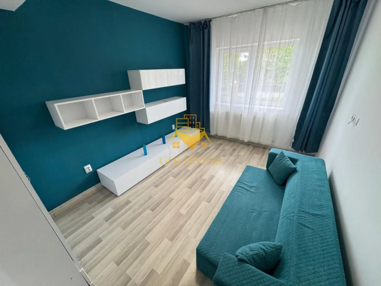 2 camere decomandate, modern, parcare, Cartierul Buna Ziua, Zona Audi - GOLDNESS Imobiliare vă propune spre închiriere un apartament cu 2 camere decomandate complet mobilat și utilat, la Parter într-un imobil de 4 etaje, în cartierul Buna Ziua. Apartamentul este compartimentat astfel:
 - dormitor cu pat matrimonial, dulap pentru haine, noptiere
 - dormitor cu canapea extensibila, spatiu pentru depozitare, noptiere
 - bucataria complet utilată, loc de servit masa 
 - baie cu vana, calorifer port prosop inox și dulap pentru depozitare.

Imobilul este dotat cu toate cele necesare- centrală pe bloc , frigider, aragaz, frigider etc. 
Se află în apropierea stațiilor de transport în comun, magazine, restaurante, spații verzi, farmacii, etc. 
Dispune de loc de parcare!

Dacă sunteți interesați de acest apartament și doriți să îl vizionați, dar și pentru alte oferte sau detalii nu ezitați să ne contactați telefonic sau prin e-mail - goldnessimobiliare@gmail.com. Vă stăm la dispoziție!
Pentru intermediere se percepe un comision de 50% din prețul chiriei!