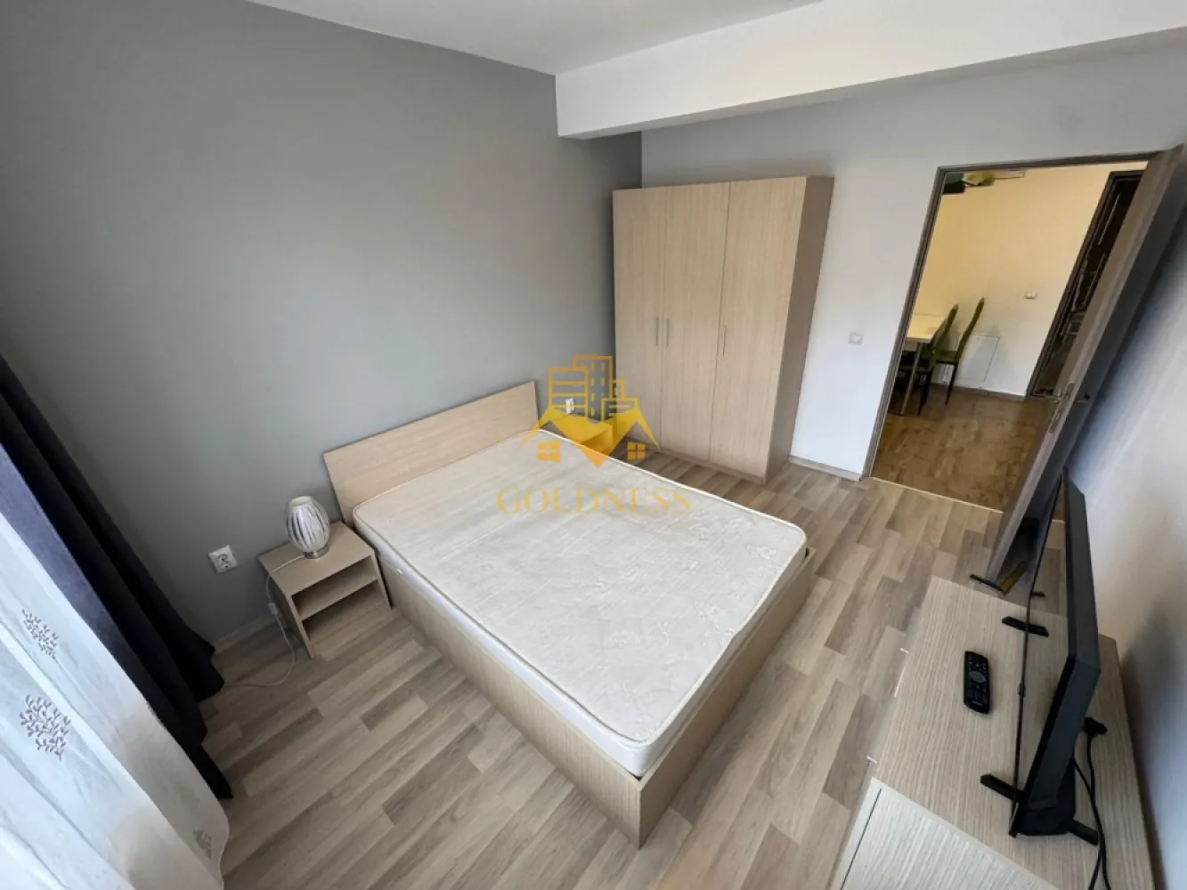 2 camere decomandate, modern, parcare, Cartierul Buna Ziua, Zona Audi - GOLDNESS Imobiliare vă propune spre închiriere un apartament cu 2 camere decomandate complet mobilat și utilat, la Parter într-un imobil de 4 etaje, în cartierul Buna Ziua. Apartamentul este compartimentat astfel:
 - dormitor cu pat matrimonial, dulap pentru haine, noptiere
 - dormitor cu canapea extensibila, spatiu pentru depozitare, noptiere
 - bucataria complet utilată, loc de servit masa 
 - baie cu vana, calorifer port prosop inox și dulap pentru depozitare.

Imobilul este dotat cu toate cele necesare- centrală pe bloc , frigider, aragaz, frigider etc. 
Se află în apropierea stațiilor de transport în comun, magazine, restaurante, spații verzi, farmacii, etc. 
Dispune de loc de parcare!

Dacă sunteți interesați de acest apartament și doriți să îl vizionați, dar și pentru alte oferte sau detalii nu ezitați să ne contactați telefonic sau prin e-mail - goldnessimobiliare@gmail.com. Vă stăm la dispoziție!
Pentru intermediere se percepe un comision de 50% din prețul chiriei!
