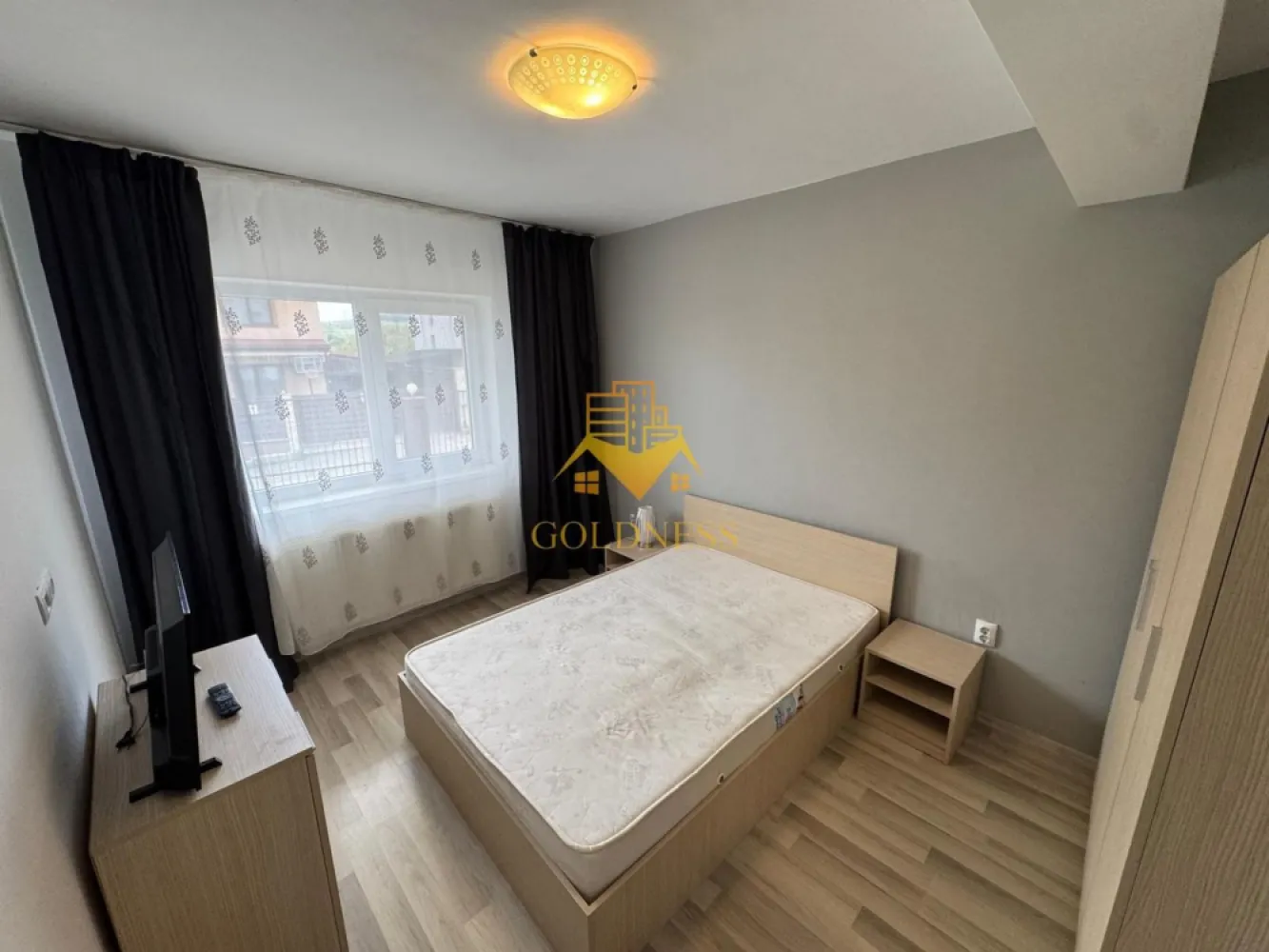 2 camere decomandate, modern, parcare, Cartierul Buna Ziua, Zona Audi - GOLDNESS Imobiliare vă propune spre închiriere un apartament cu 2 camere decomandate complet mobilat și utilat, la Parter într-un imobil de 4 etaje, în cartierul Buna Ziua. Apartamentul este compartimentat astfel:
 - dormitor cu pat matrimonial, dulap pentru haine, noptiere
 - dormitor cu canapea extensibila, spatiu pentru depozitare, noptiere
 - bucataria complet utilată, loc de servit masa 
 - baie cu vana, calorifer port prosop inox și dulap pentru depozitare.

Imobilul este dotat cu toate cele necesare- centrală pe bloc , frigider, aragaz, frigider etc. 
Se află în apropierea stațiilor de transport în comun, magazine, restaurante, spații verzi, farmacii, etc. 
Dispune de loc de parcare!

Dacă sunteți interesați de acest apartament și doriți să îl vizionați, dar și pentru alte oferte sau detalii nu ezitați să ne contactați telefonic sau prin e-mail - goldnessimobiliare@gmail.com. Vă stăm la dispoziție!
Pentru intermediere se percepe un comision de 50% din prețul chiriei!