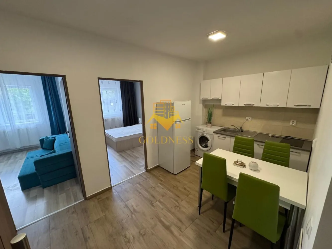 2 camere decomandate, modern, parcare, Cartierul Buna Ziua, Zona Audi - GOLDNESS Imobiliare vă propune spre închiriere un apartament cu 2 camere decomandate complet mobilat și utilat, la Parter într-un imobil de 4 etaje, în cartierul Buna Ziua. Apartamentul este compartimentat astfel:
 - dormitor cu pat matrimonial, dulap pentru haine, noptiere
 - dormitor cu canapea extensibila, spatiu pentru depozitare, noptiere
 - bucataria complet utilată, loc de servit masa 
 - baie cu vana, calorifer port prosop inox și dulap pentru depozitare.

Imobilul este dotat cu toate cele necesare- centrală pe bloc , frigider, aragaz, frigider etc. 
Se află în apropierea stațiilor de transport în comun, magazine, restaurante, spații verzi, farmacii, etc. 
Dispune de loc de parcare!

Dacă sunteți interesați de acest apartament și doriți să îl vizionați, dar și pentru alte oferte sau detalii nu ezitați să ne contactați telefonic sau prin e-mail - goldnessimobiliare@gmail.com. Vă stăm la dispoziție!
Pentru intermediere se percepe un comision de 50% din prețul chiriei!
