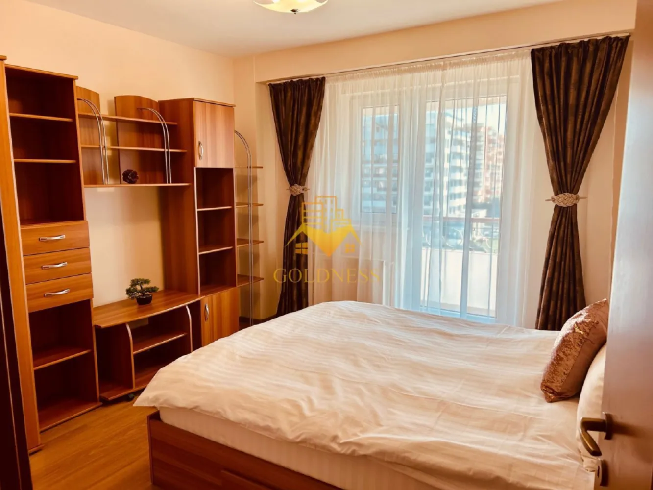 2 camere, Marasti,Iulius Mall,Aurel Vlaicu,Dorobantilor, Teodor Mihali - GOLDNESS Imobiliare vă propune spre închiriere un apartament cu 2 camere complet mobilat și utilat, la etajul 6 într-un imobil de 8 etaje, în Cartierul Marasti. 

Se află în apropierea stațiilor de transport în comun, magazine, restaurante, spații verzi, farmacii, etc. 

Apartamentul este compartimentat astfel:
 - dormitor cu pat matrimonial, dressing, noptiere
 - living cu canapea extensibilă 
 - bucătărie complet utilată și mobilată, loc de servit masa 
 - baie cu cada, calorifer port prosop și dulap pentru depozitare.
 - balcon de 8 mp.

Imobilul este dotat cu toate cele necesare- centrală proprie, frigider, aragaz, hotă, mașină de spălat haine, etc. 

Dacă sunteți interesați de acest apartament și doriți să îl vizionați, dar și pentru alte oferte nu ezitați să ne contactați telefonic sau prin e-mail. Vă stăm la dispoziție!
Pentru intermediere se percepe un comision de 50% din prețul chiriei!
