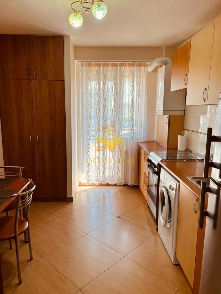 2 camere, Marasti,Iulius Mall,Aurel Vlaicu,Dorobantilor, Teodor Mihali - GOLDNESS Imobiliare vă propune spre închiriere un apartament cu 2 camere complet mobilat și utilat, la etajul 6 într-un imobil de 8 etaje, în Cartierul Marasti. 

Se află în apropierea stațiilor de transport în comun, magazine, restaurante, spații verzi, farmacii, etc. 

Apartamentul este compartimentat astfel:
 - dormitor cu pat matrimonial, dressing, noptiere
 - living cu canapea extensibilă 
 - bucătărie complet utilată și mobilată, loc de servit masa 
 - baie cu cada, calorifer port prosop și dulap pentru depozitare.
 - balcon de 8 mp.

Imobilul este dotat cu toate cele necesare- centrală proprie, frigider, aragaz, hotă, mașină de spălat haine, etc. 

Dacă sunteți interesați de acest apartament și doriți să îl vizionați, dar și pentru alte oferte nu ezitați să ne contactați telefonic sau prin e-mail. Vă stăm la dispoziție!
Pentru intermediere se percepe un comision de 50% din prețul chiriei!